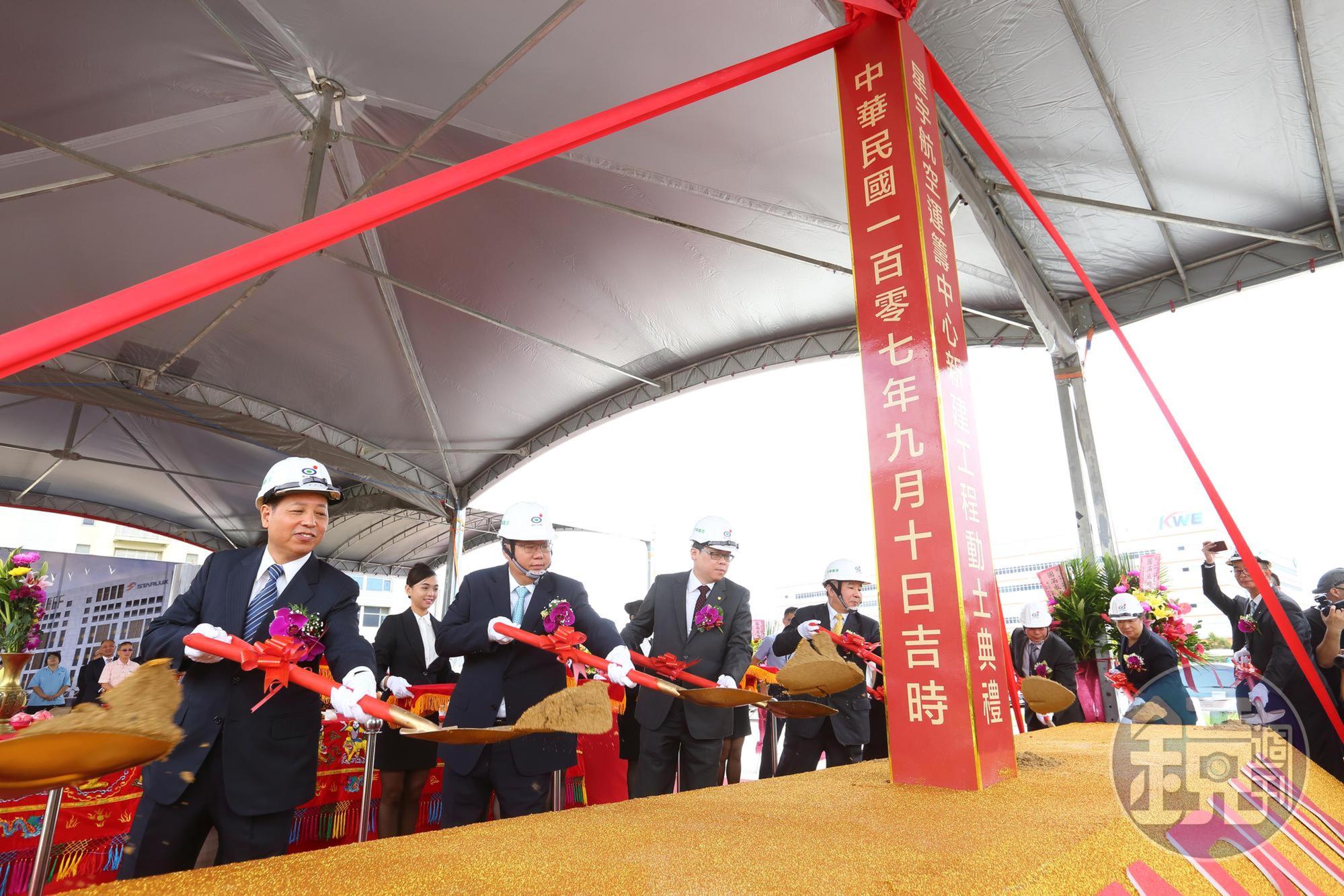 星宇航空運籌中心頂樓設計貫通上下層的中庭景觀區,員工可透過玻璃屋頂仰望天空。