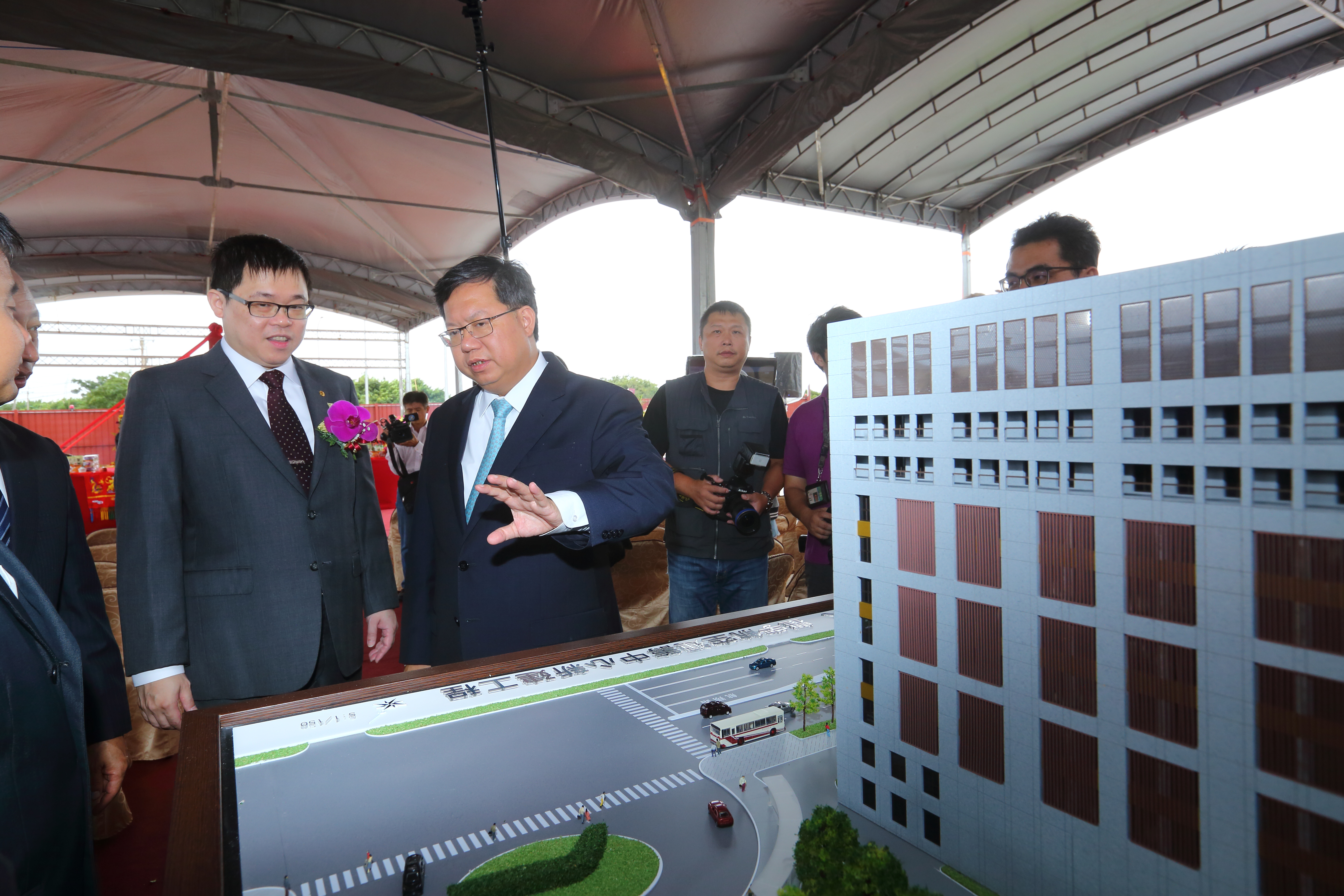 星宇航空運籌中心落腳桃園,今天舉行動土典禮。圖右為桃園市長鄭文燦,左為星宇航空董事長張國煒。