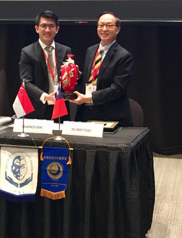台灣美容外科醫學會曹賜斌理事長(圖右)，與新加坡整形外科醫學會Terence Goh理事長(圖左)簽署完成互惠合作MOU 。