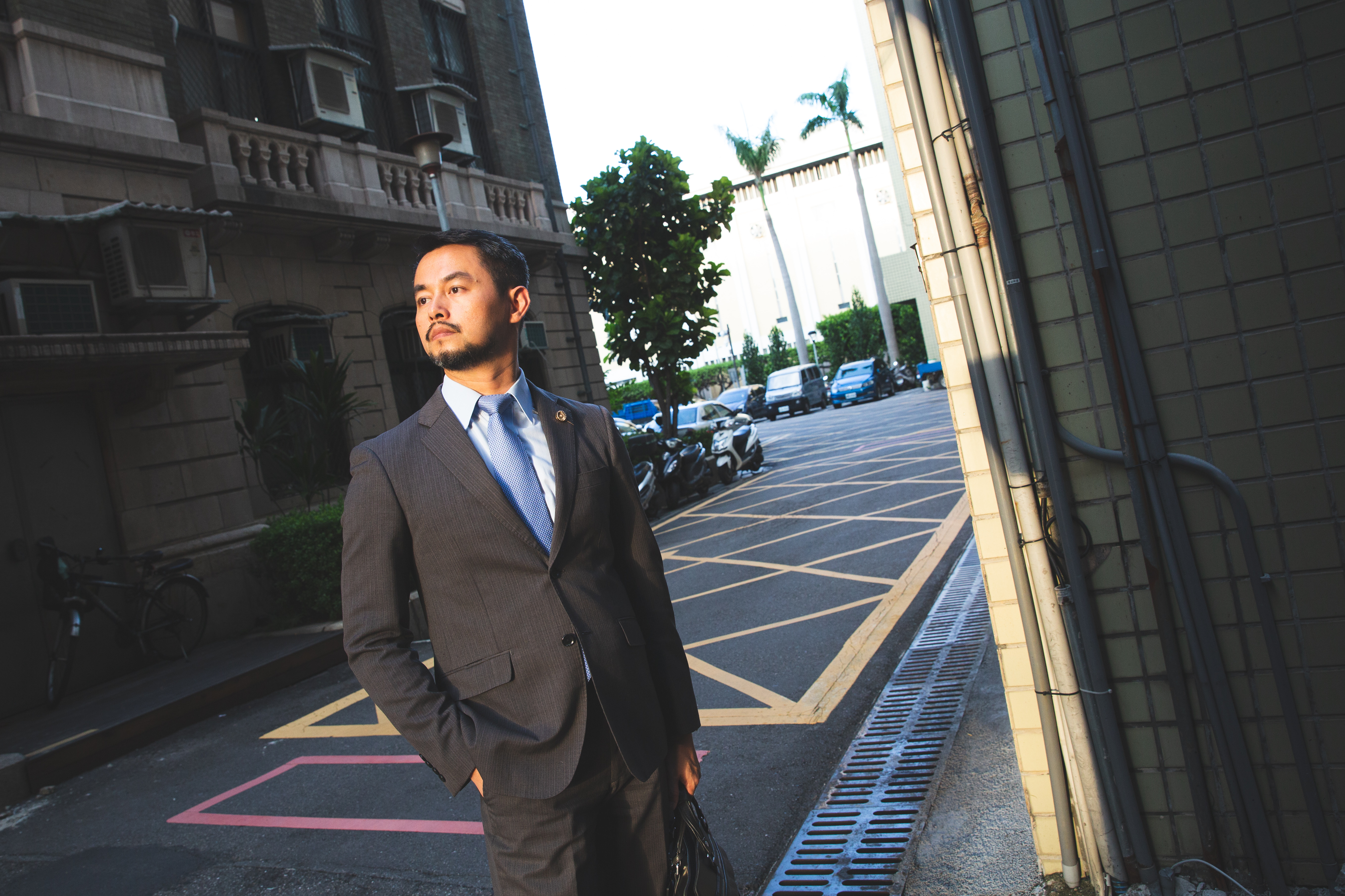 黃致豪少年時期就嚮往成為律師，認為律師的生活是有趣的，他五專畢業後也幾次考上法律系，但父親始終反對。