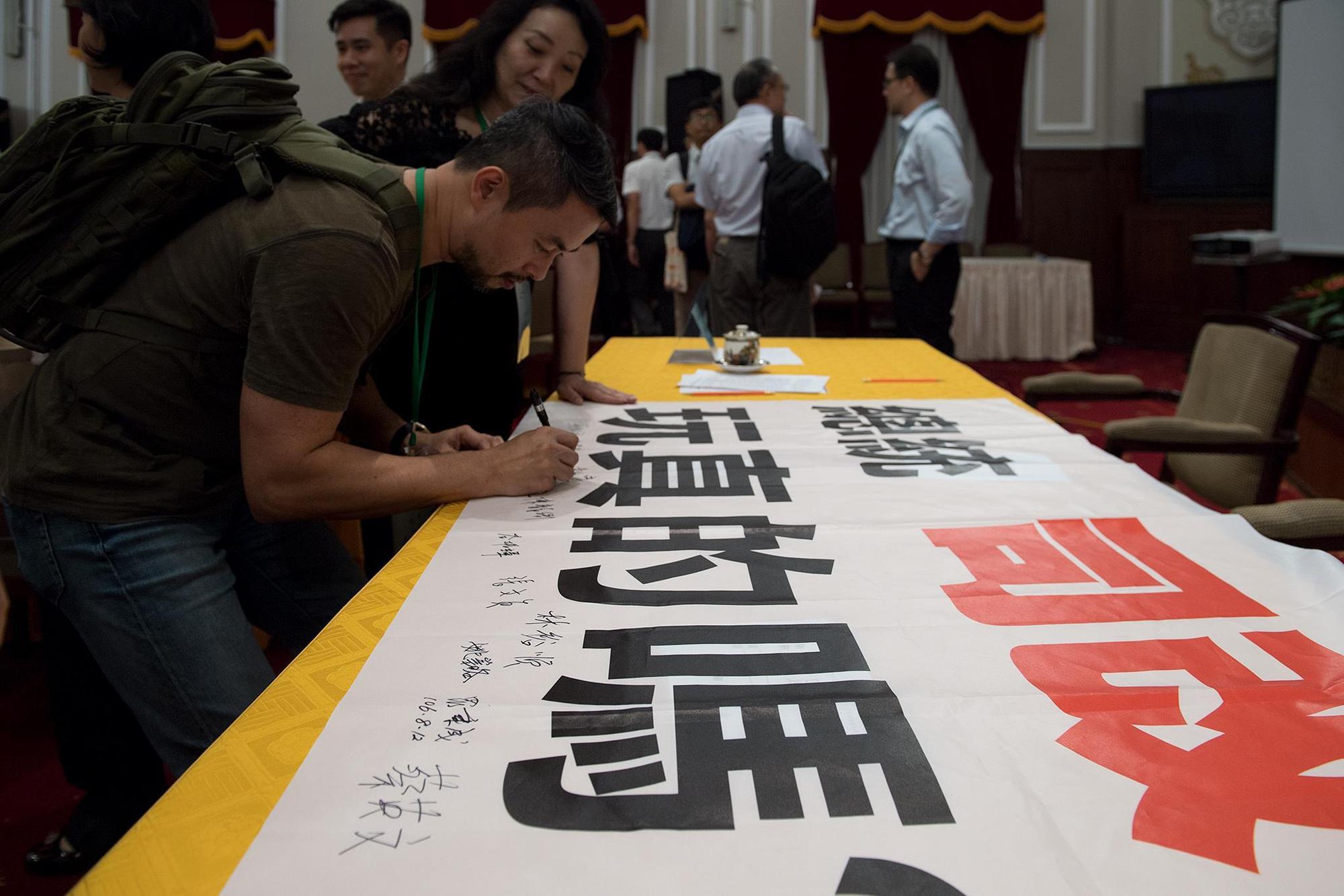 2016年,黃致豪參加總統府司法改革國是會議籌備委員會,同組有支持死刑的王薇君,以及被害者代表小燈泡的媽媽王婉諭。