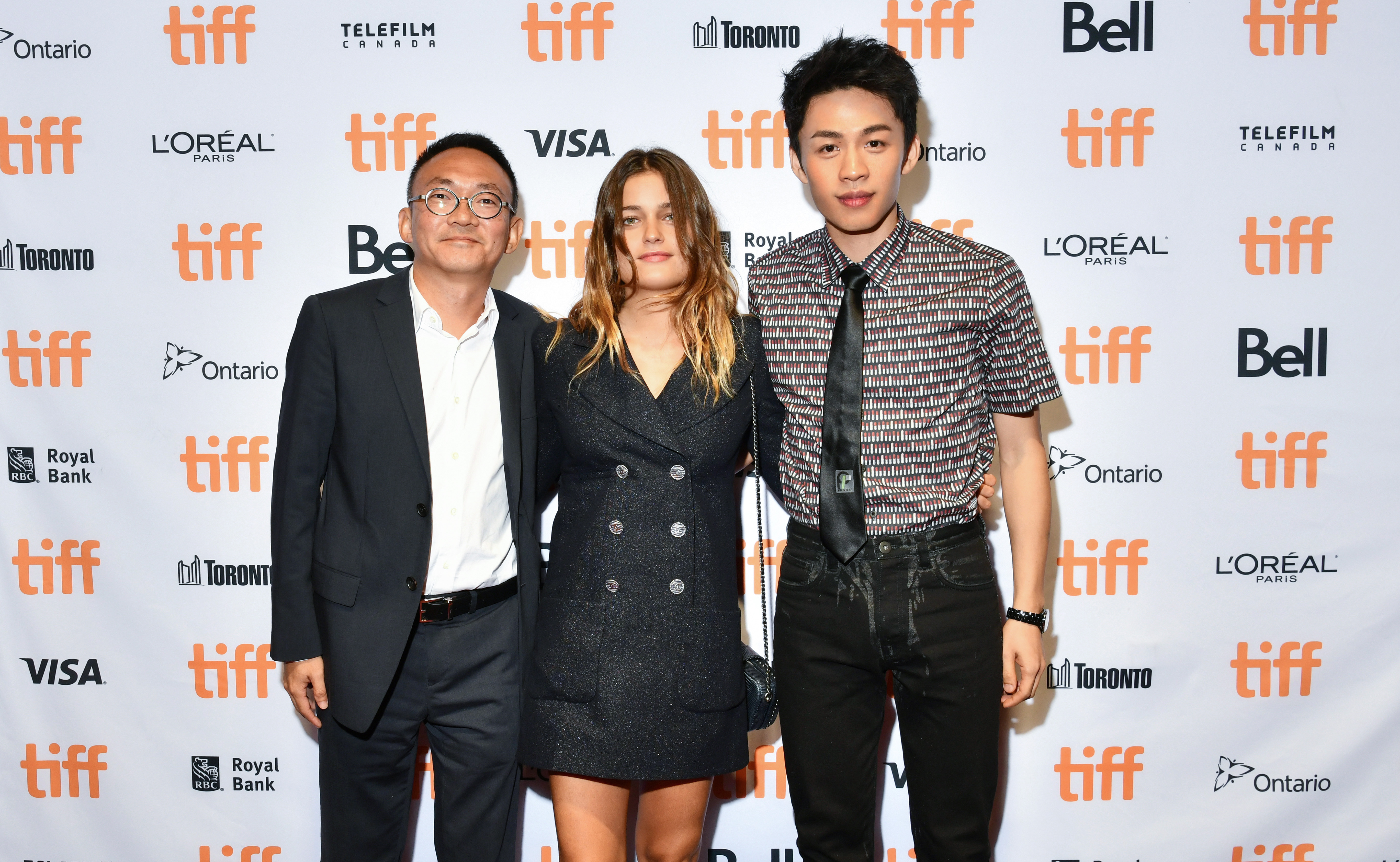 何蔚庭帶著男主角李鴻其與女主角露易絲參加多倫多影展。（牽猴子提供）