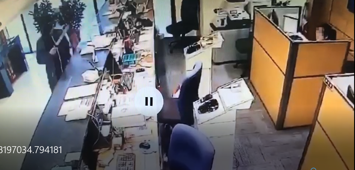 沈男持刀搶劫永豐銀行。（翻攝畫面）