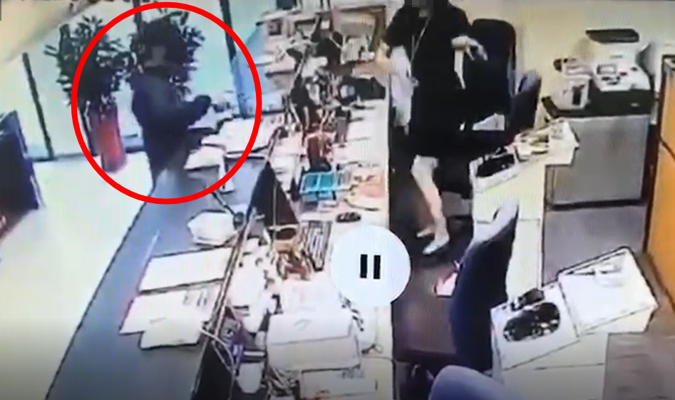 行員按下警鈴後，沈男還沒得手半毛錢就持刀離去。（翻攝畫面）