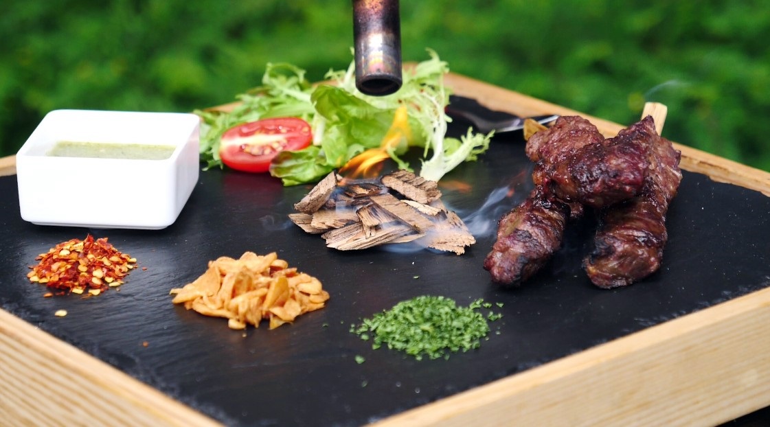 點燃田納西威士忌的橡木桶木塊，牛腩條滲入威士忌煙燻酒香，惹人垂涎。