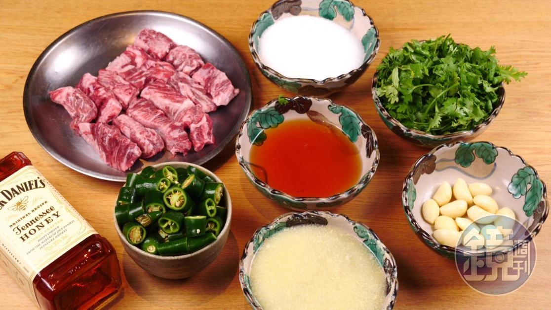 「和牛腩條搭威士忌風味綠醬汁」所需食材。