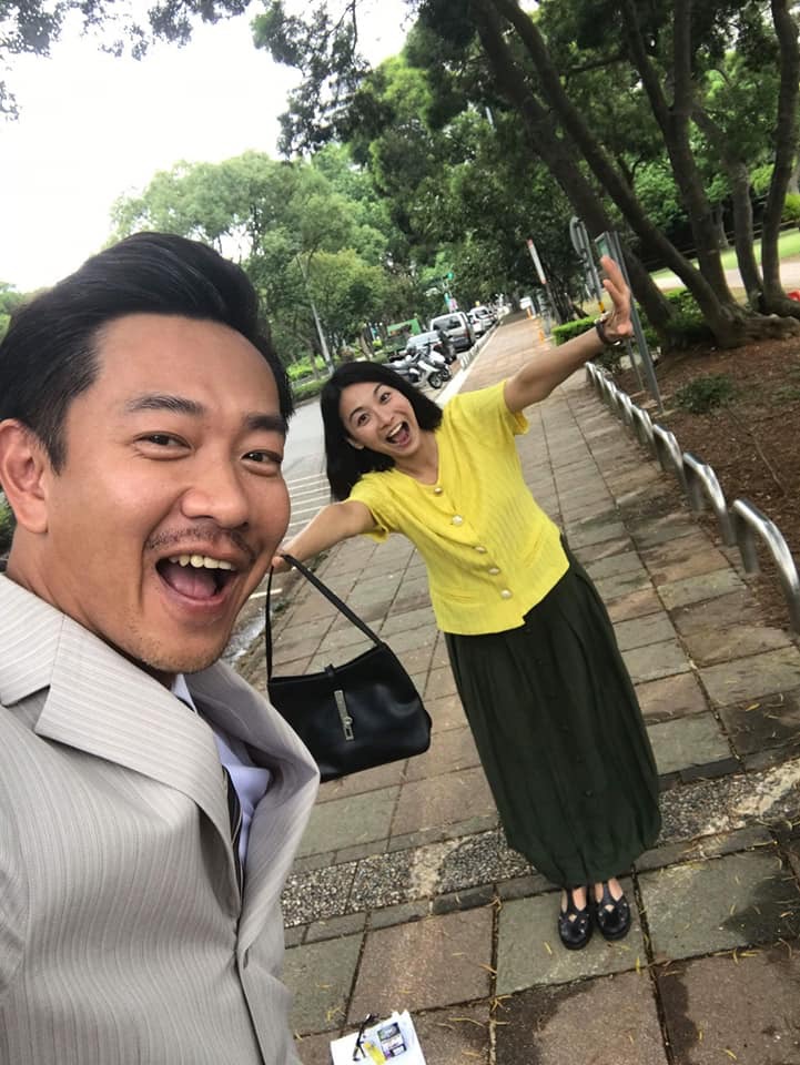 江俊翰和劇中演員相處融洽,右為江祖平。(民視提供)