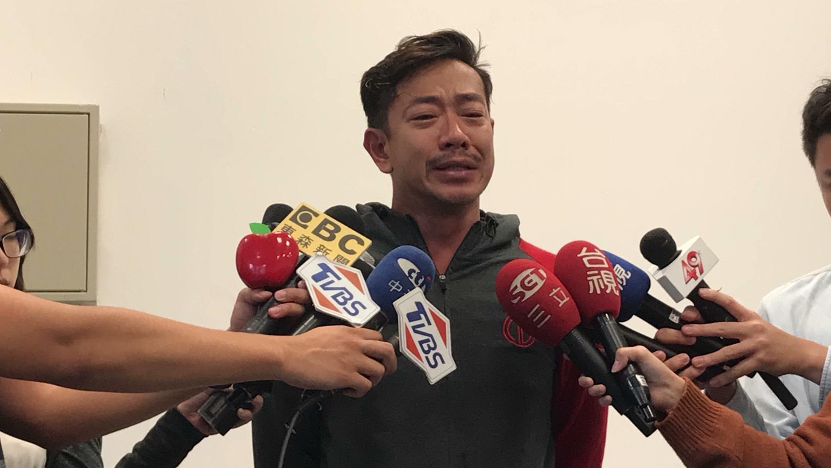 江俊翰解釋染毒過程，聲淚俱下。（民視提供）