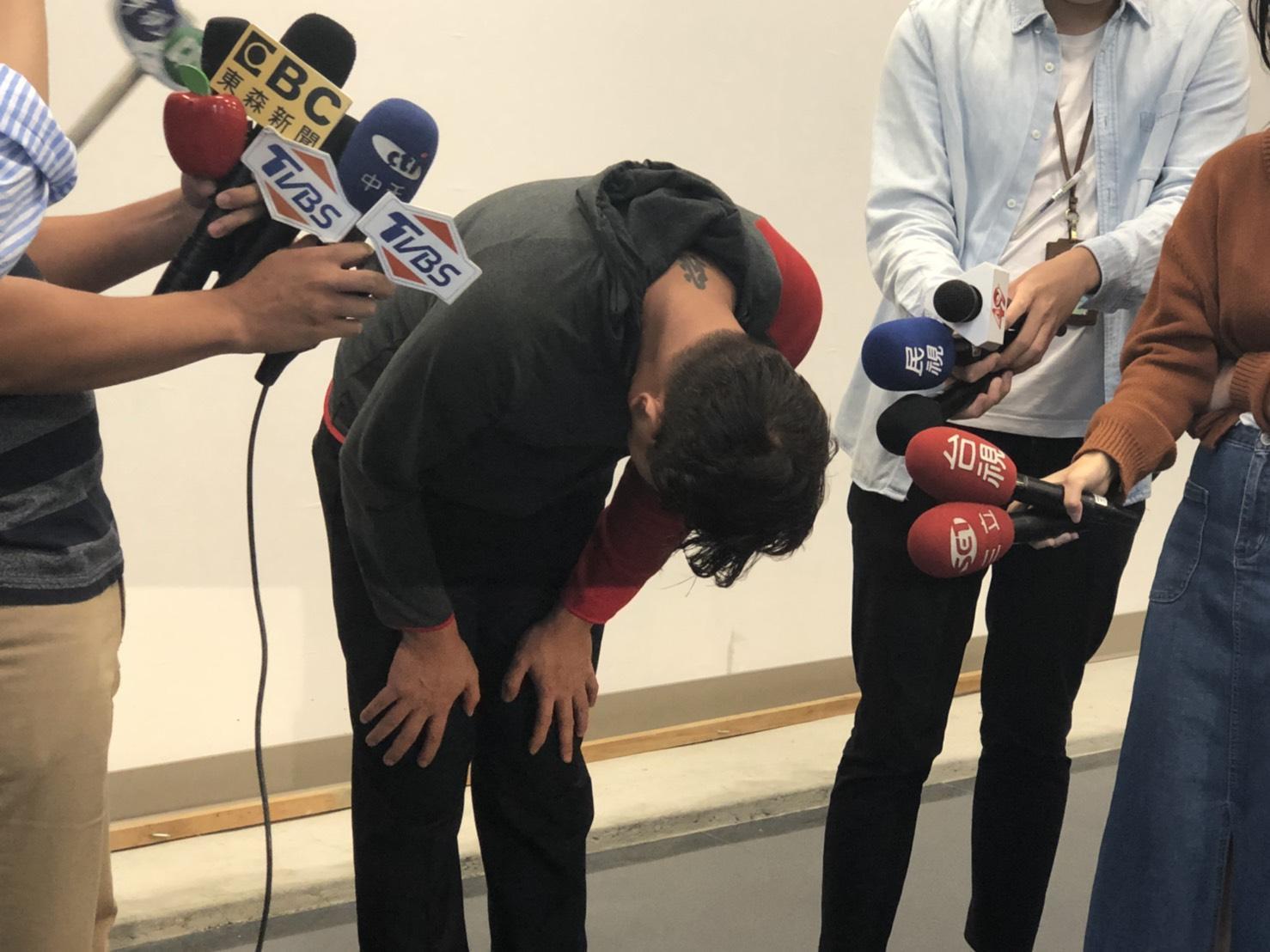 江俊翰因染毒被逮，開記者會鞠躬道歉。（民視提供）