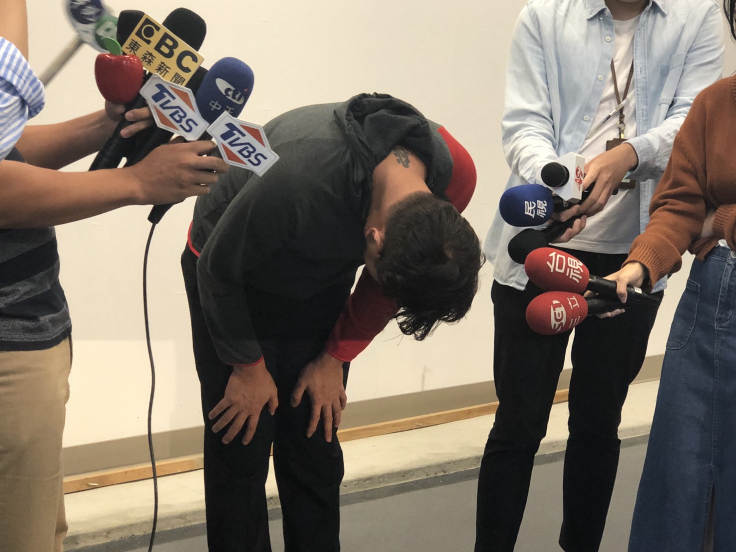 江俊翰因染毒被逮，開記者會鞠躬道歉。（民視提供）