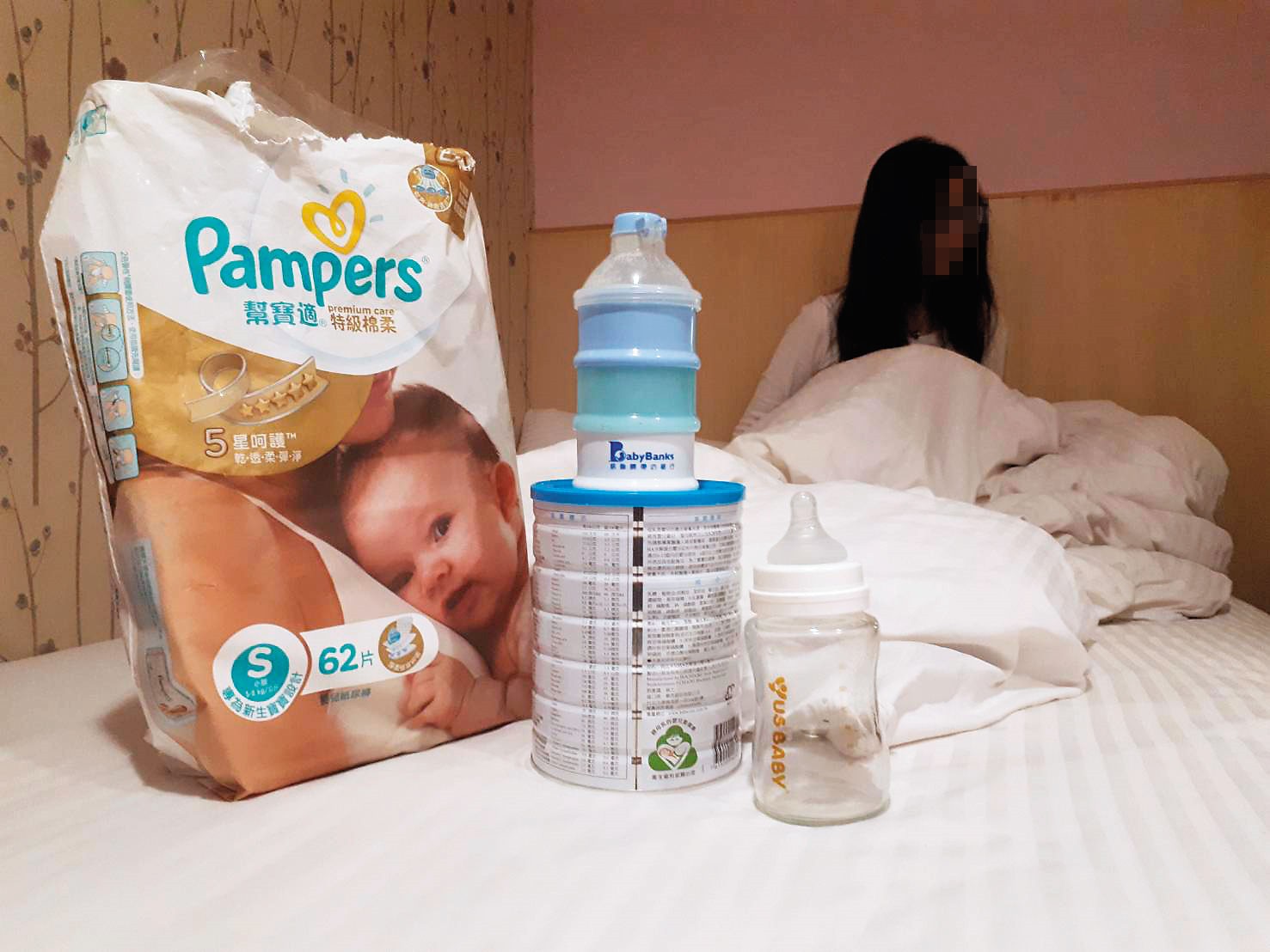 小芬（化名）帶著兒子從住處逃出，被社會局暫時安置在旅館裡。