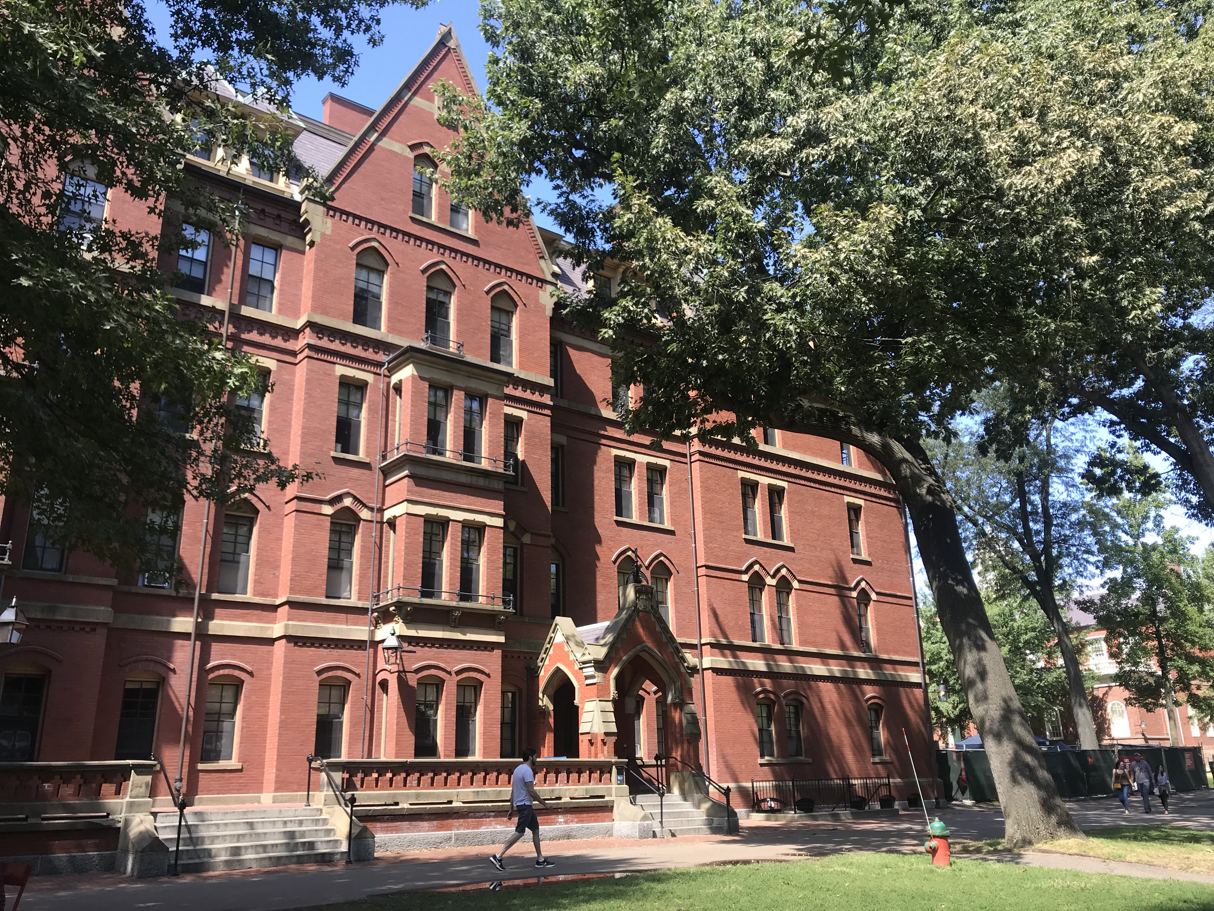 哈佛大學從2002年開始推行「外包同薪」政策。（東方IC）