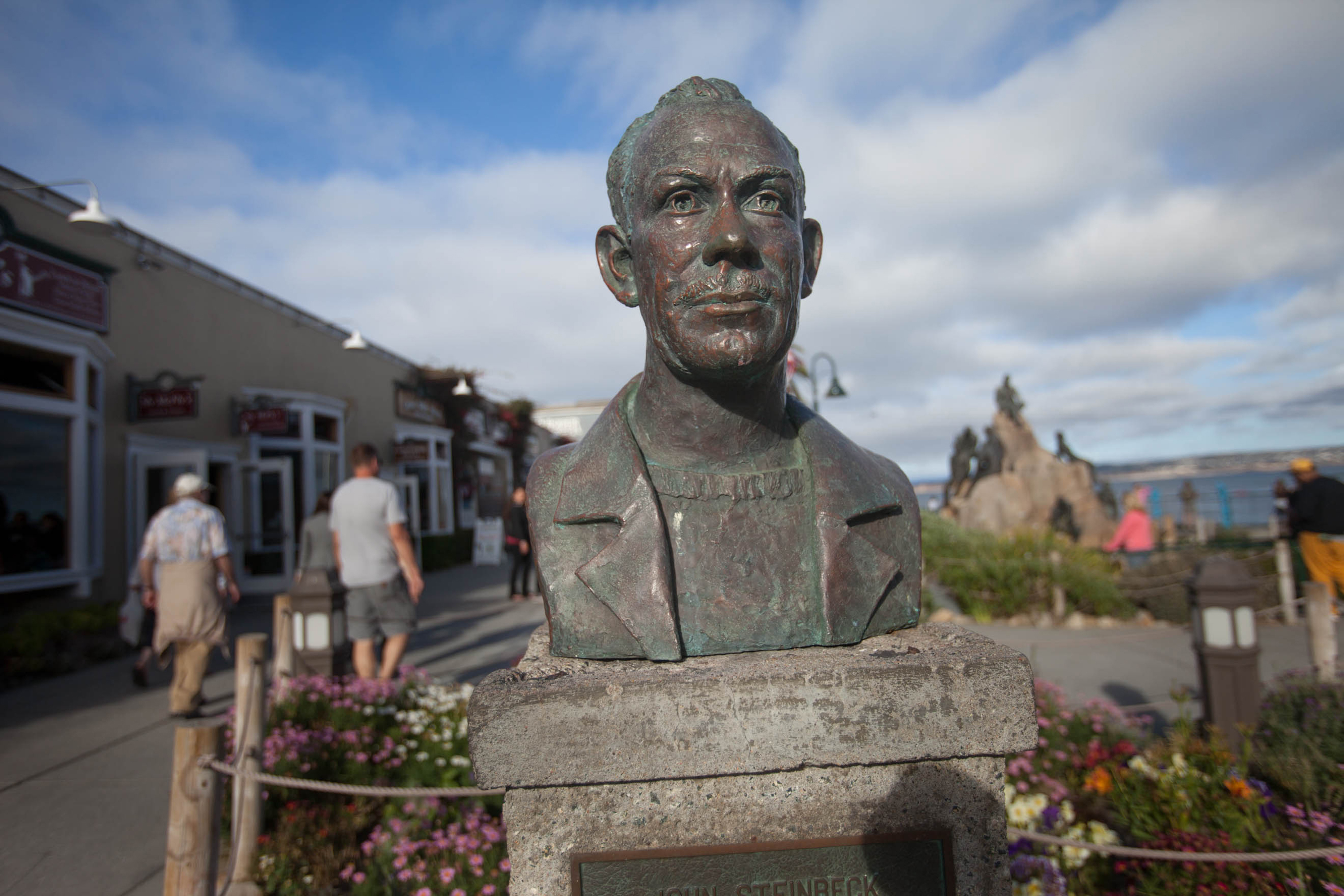 加州蒙特雷市的史坦貝克紀念頭像。（東方IC）