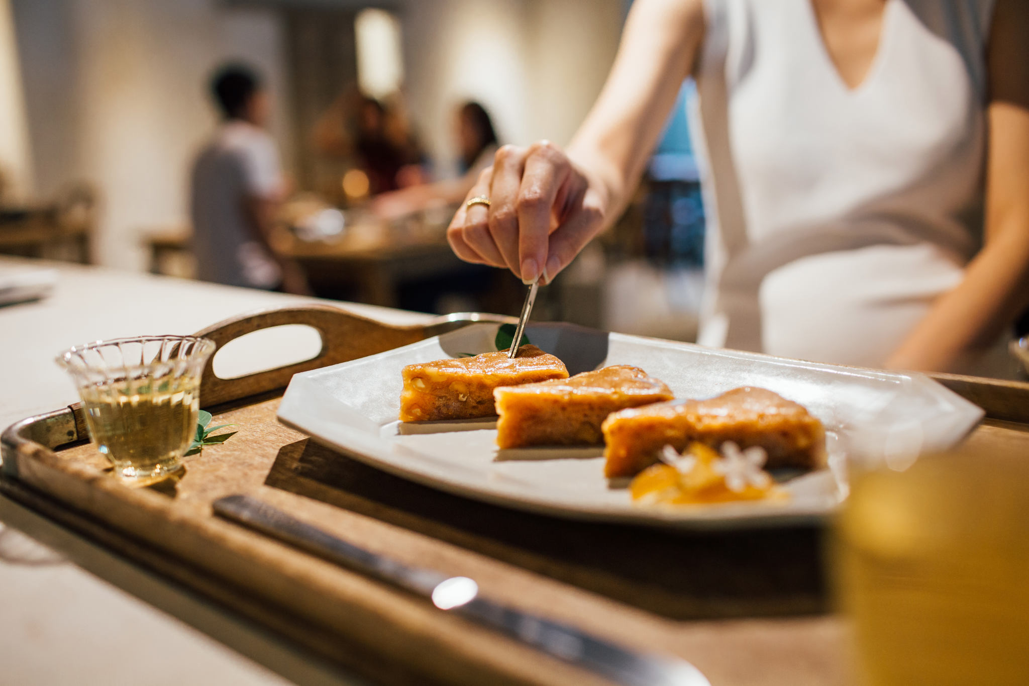 鴻海董事長郭台銘在私人會所低調舉辦家宴，將會所打造成「台灣夜市」小吃一條街。