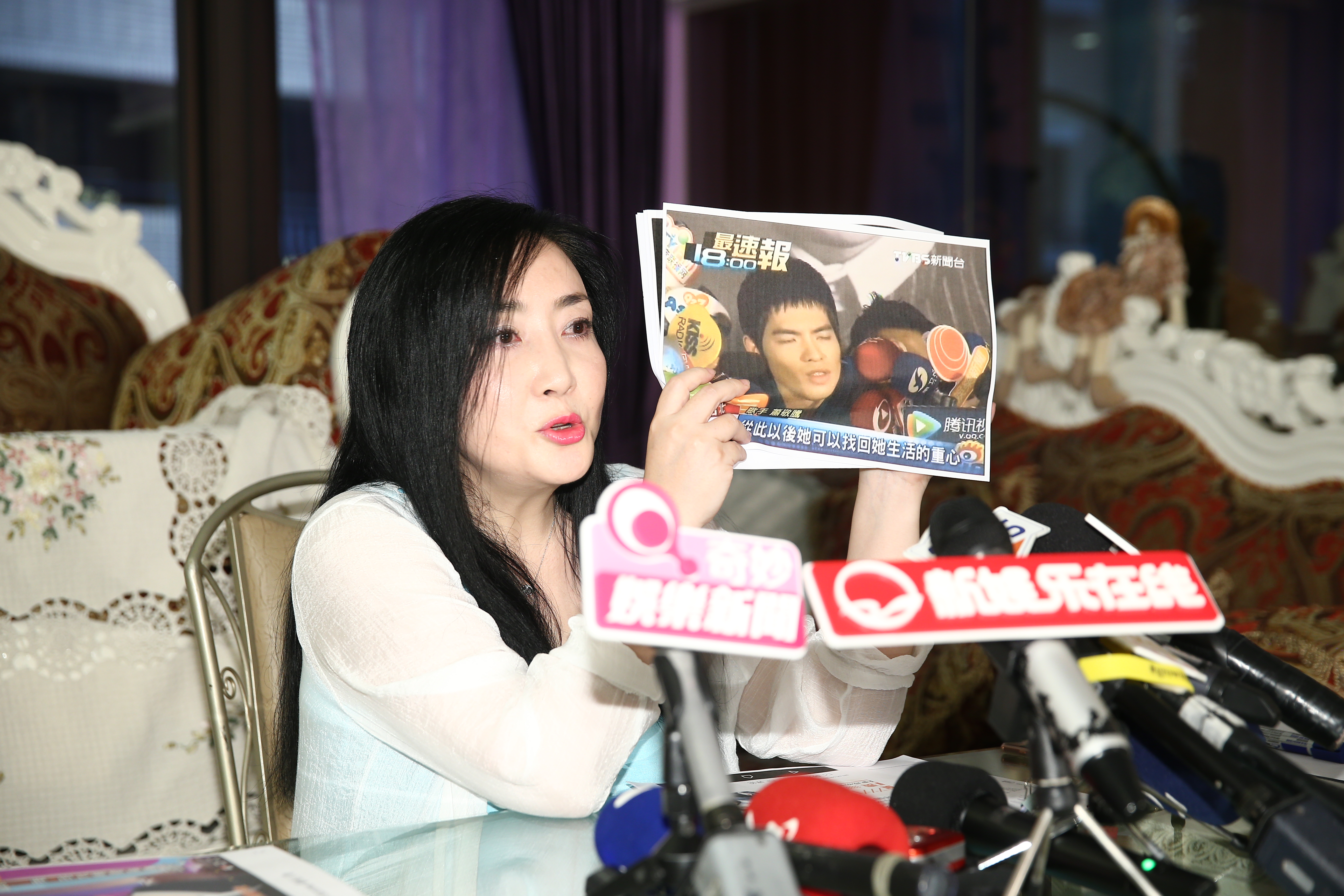 蔭山友紀（Yuki）今在自宅舉辦記者會，可憐兮兮表示，這5年來被說成瘋狂粉絲讓她精神崩潰。（讀者提供）