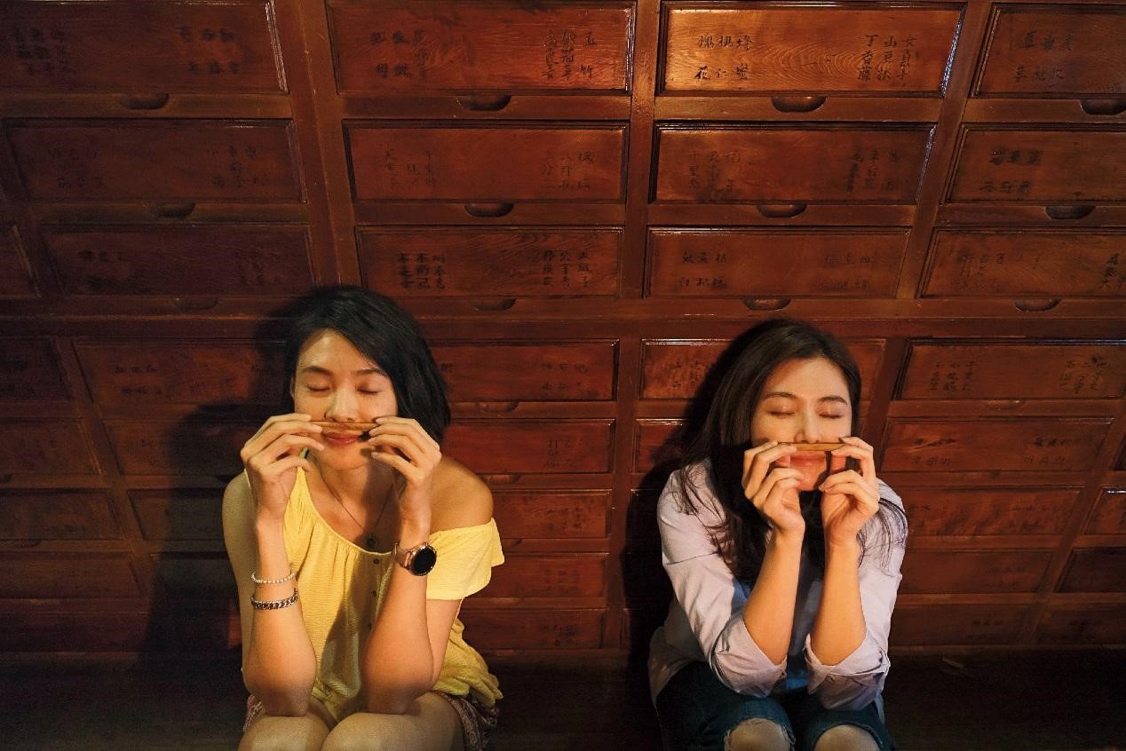 《雙城故事》中陳怡蓉（右）飾演的大稻埕中藥舖二代李念念，與曾珮瑜（左）飾演的舊金山台僑二代Jo，在台灣相識後決定交換住所。（青睞提供）