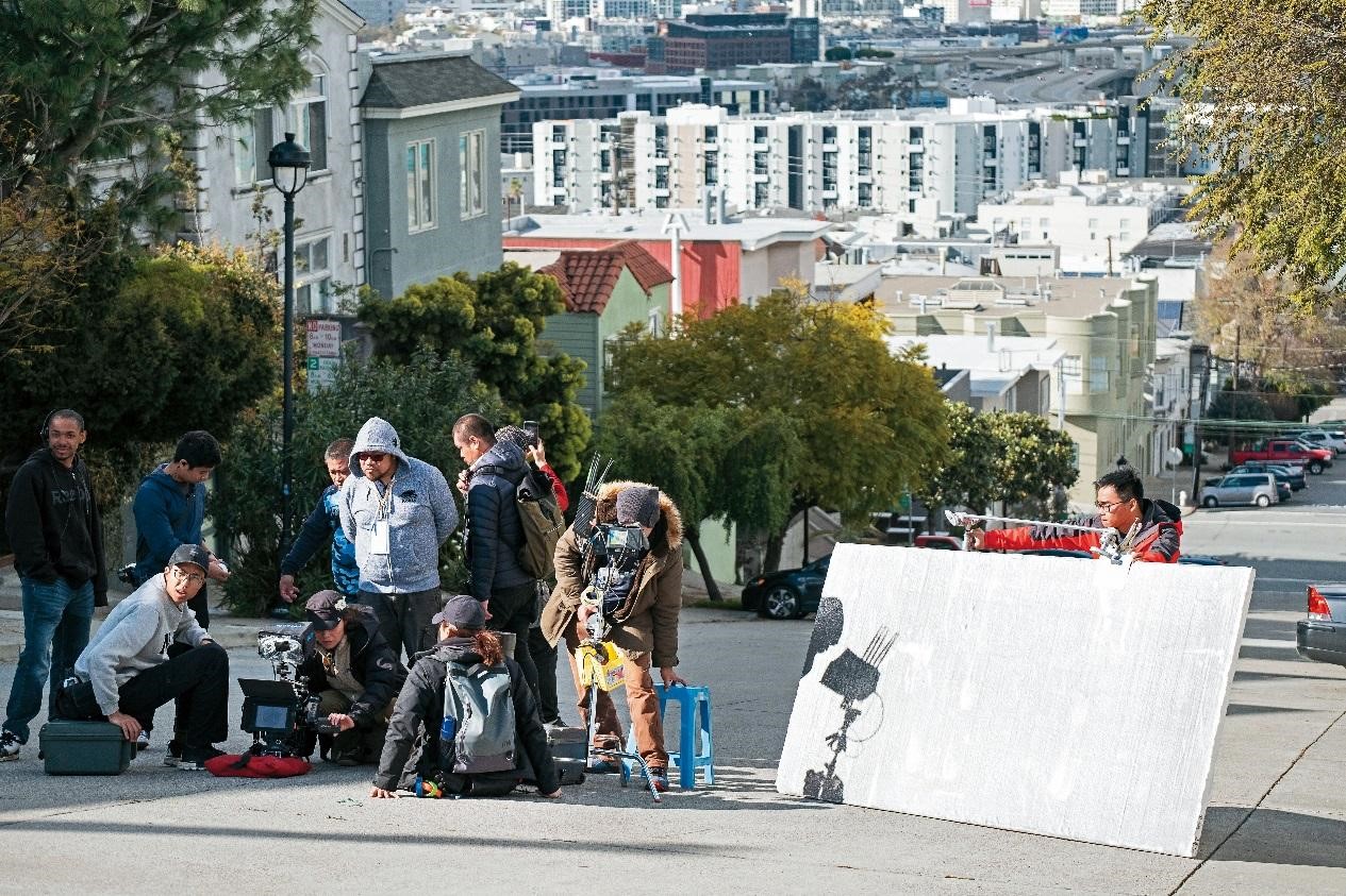 劇組赴舊金山街道取景，一行30多名台灣人員，其餘20多人採用當地人。（青睞提供）