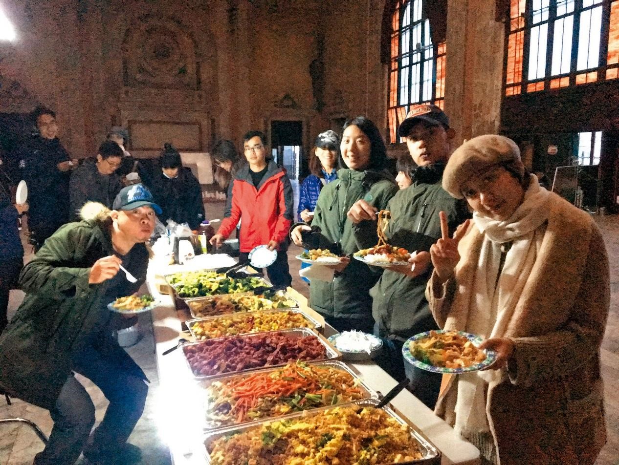 劇組每日飲食由當地製片安排，每人日餐費40美元，種類豐富，一個多月以來菜色皆未重覆，還會依照人員喜好做搭配。（青睞提供）
