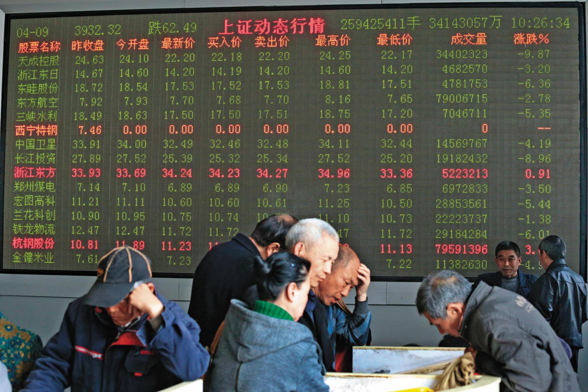 中美貿易大戰開打，中國股市傷重，不少投資人心生恐懼。（東方IC）