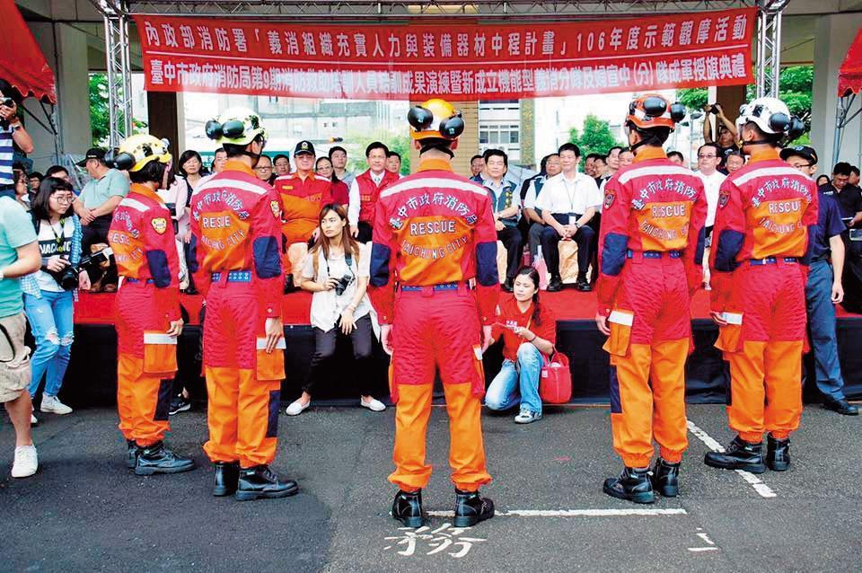 企業捐贈台中市消防局1000多套救助工作服,卻不具基本的防火功能。(翻攝臉書)
