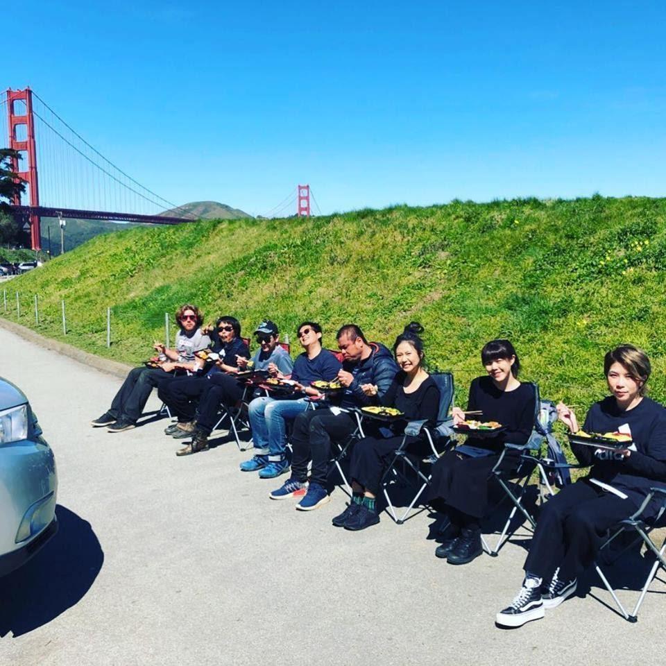 劇組工作人員在舊金山大橋旁取景並享用午餐。（青睞提供）