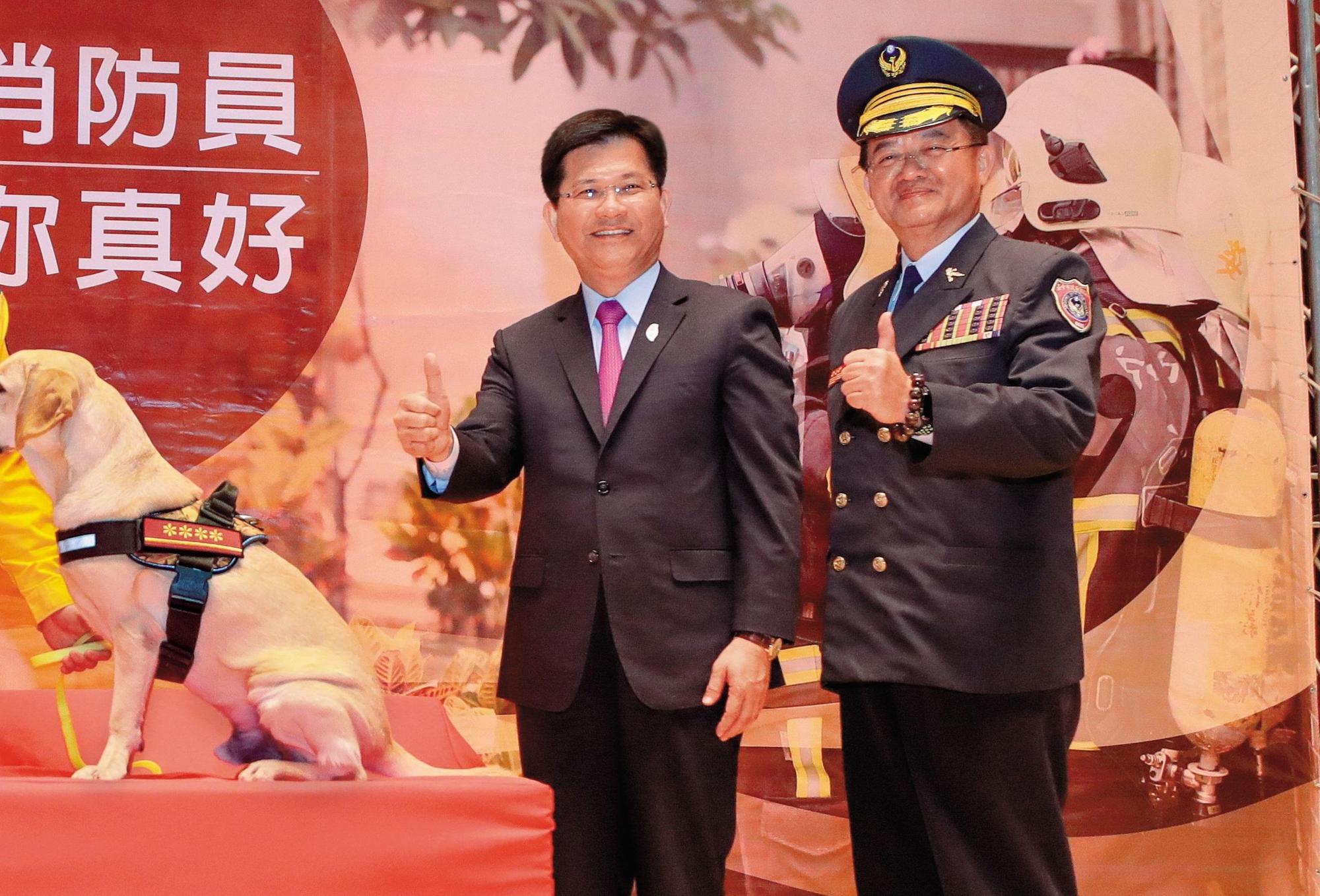 台中市長林佳龍（左）對消防預算的支持不遺餘力，消防局長蕭煥章（右）的採購卻被基層罵翻天。（台中市政府提供）