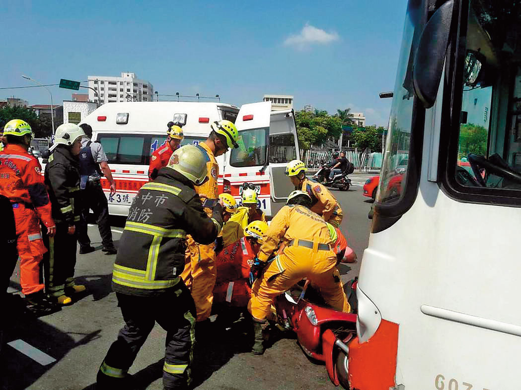 車禍現場誰也不知道下一秒會不會起火，因此救助服得具備難燃性與耐熱性。（台中市消防局提供）