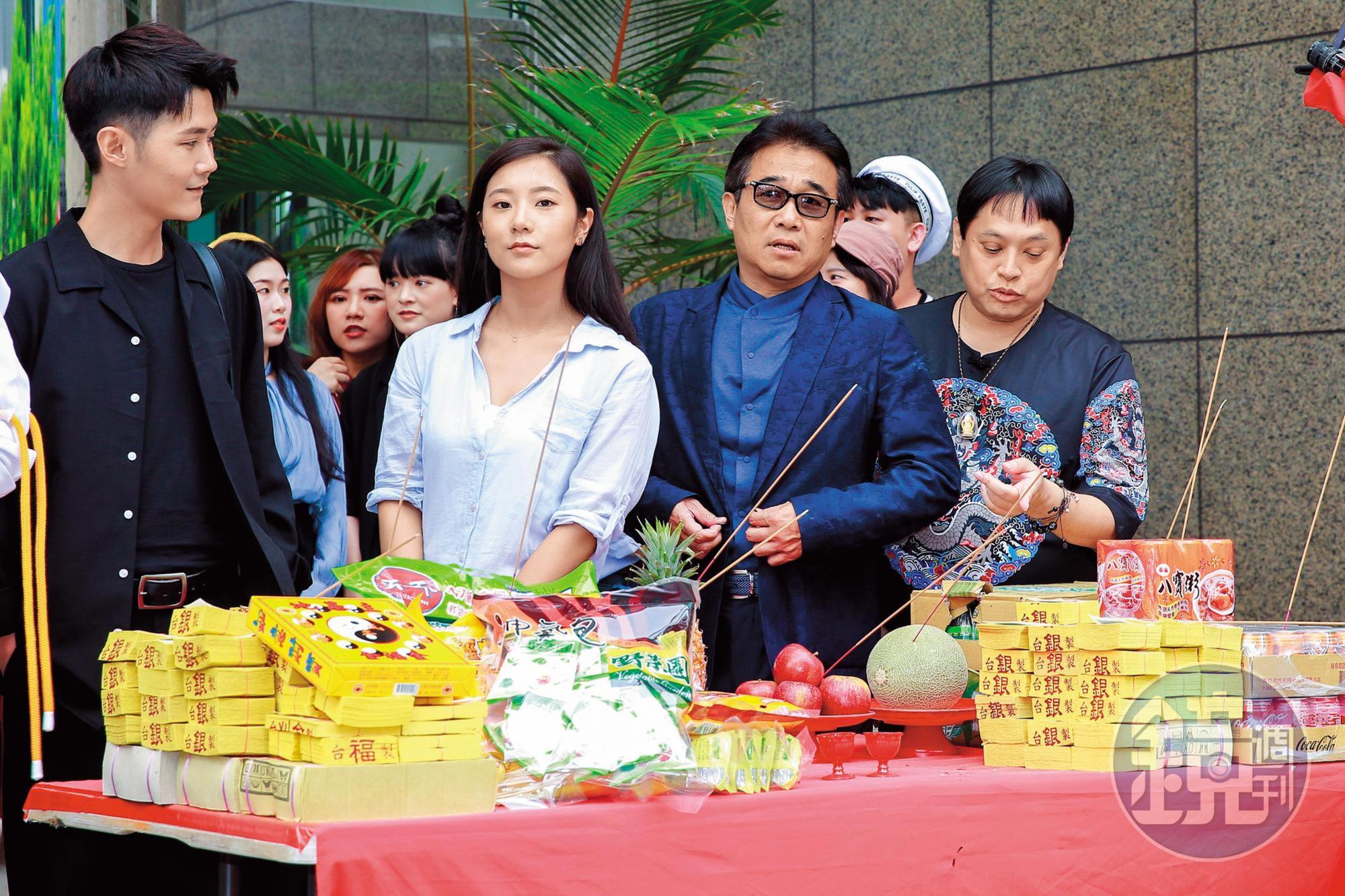 俞惟中帶領旗下藝人及員工一起普渡拜拜,如今能否從官司平安脫身,各界都在關注。