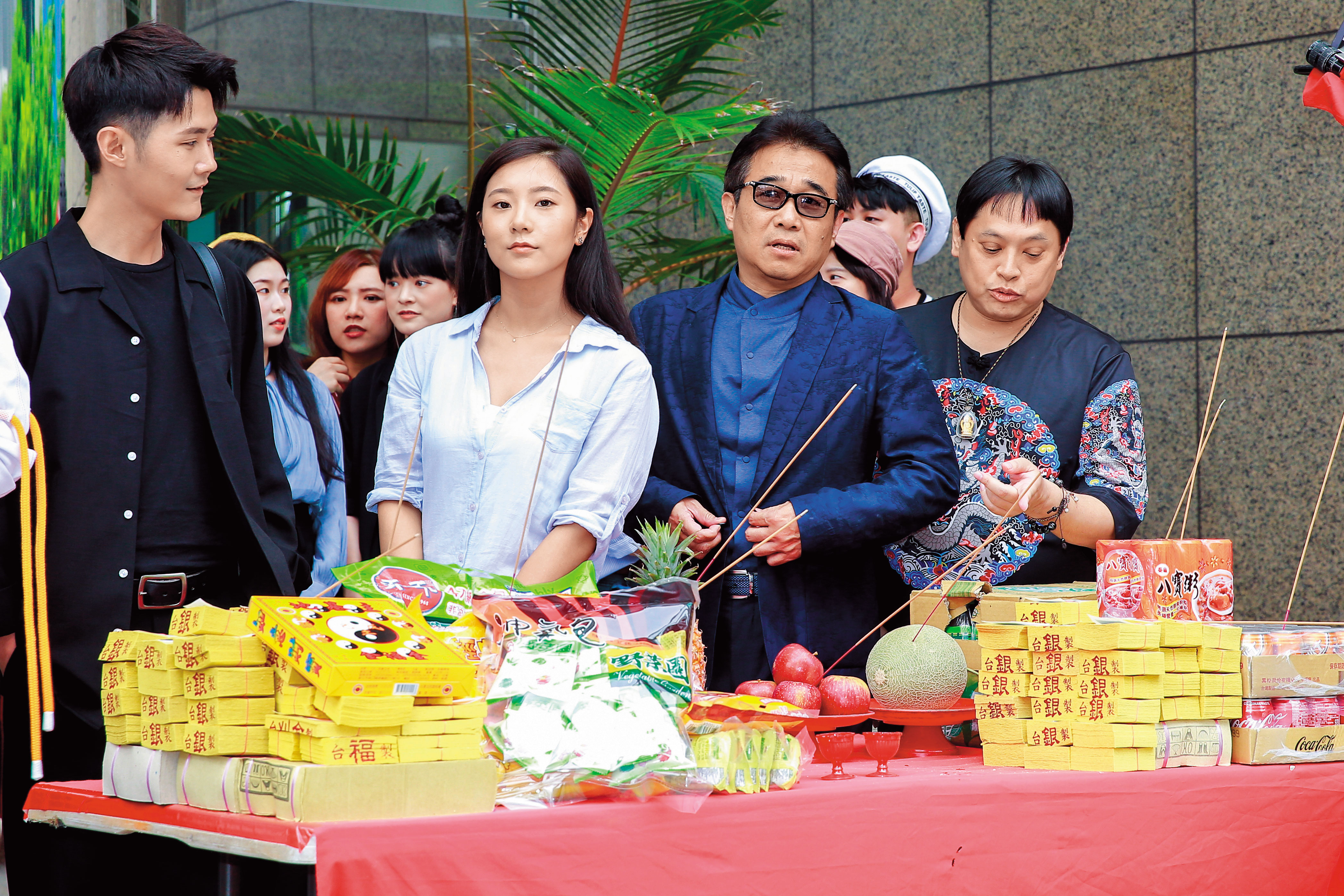 俞惟中帶領旗下藝人及員工一起普渡拜拜，如今能否從官司平安脫身，各界都在關注。