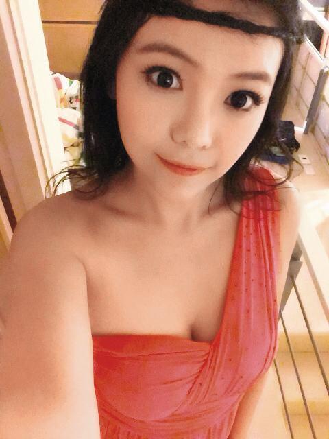 毛毛長相甜美身材好,不過在演藝圈只有做到節目助理主持人,沒有太多作品。(翻攝自楊巧寧臉書)