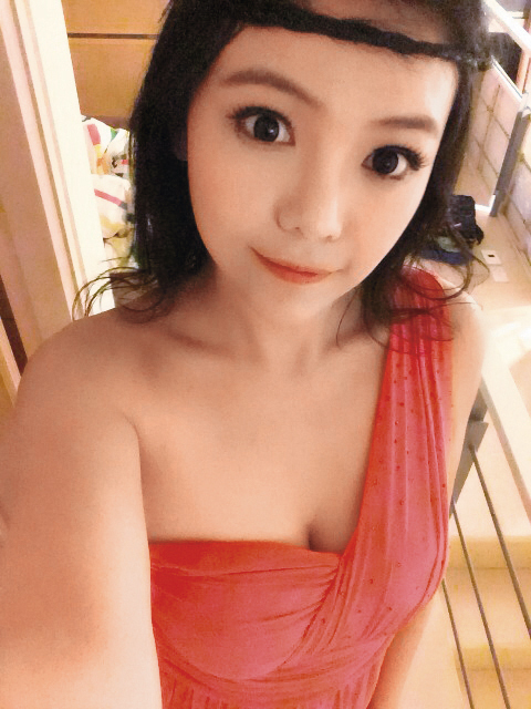 毛毛長相甜美身材好,不過在演藝圈只有做到節目助理主持人,沒有太多作品。(翻攝自楊巧寧臉書)