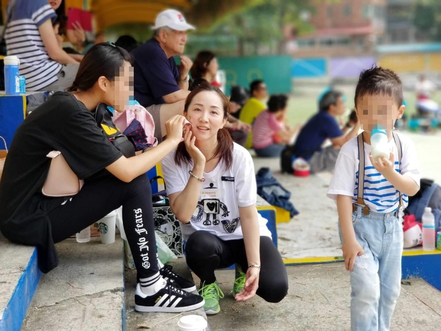 黃少祺和女團ME2成員小蓁祕婚8年才曝光，他還誇妻子不愛名牌，常在臉書開心分享家庭生活照。（翻攝自黃少祺臉書）