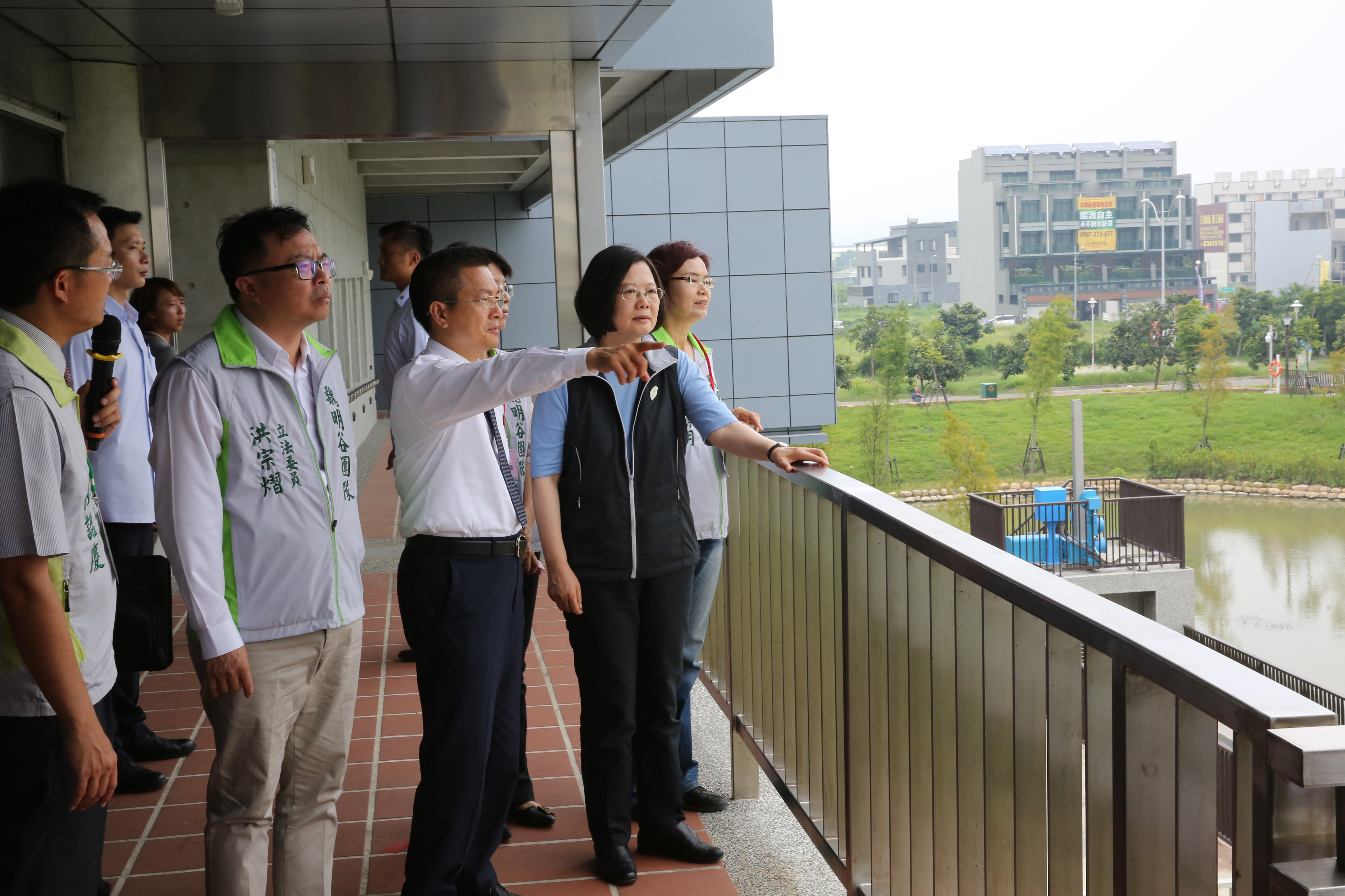 蔡總統7月16日前往圓林園滯洪池視察，並大力稱讚魏縣長的作為。