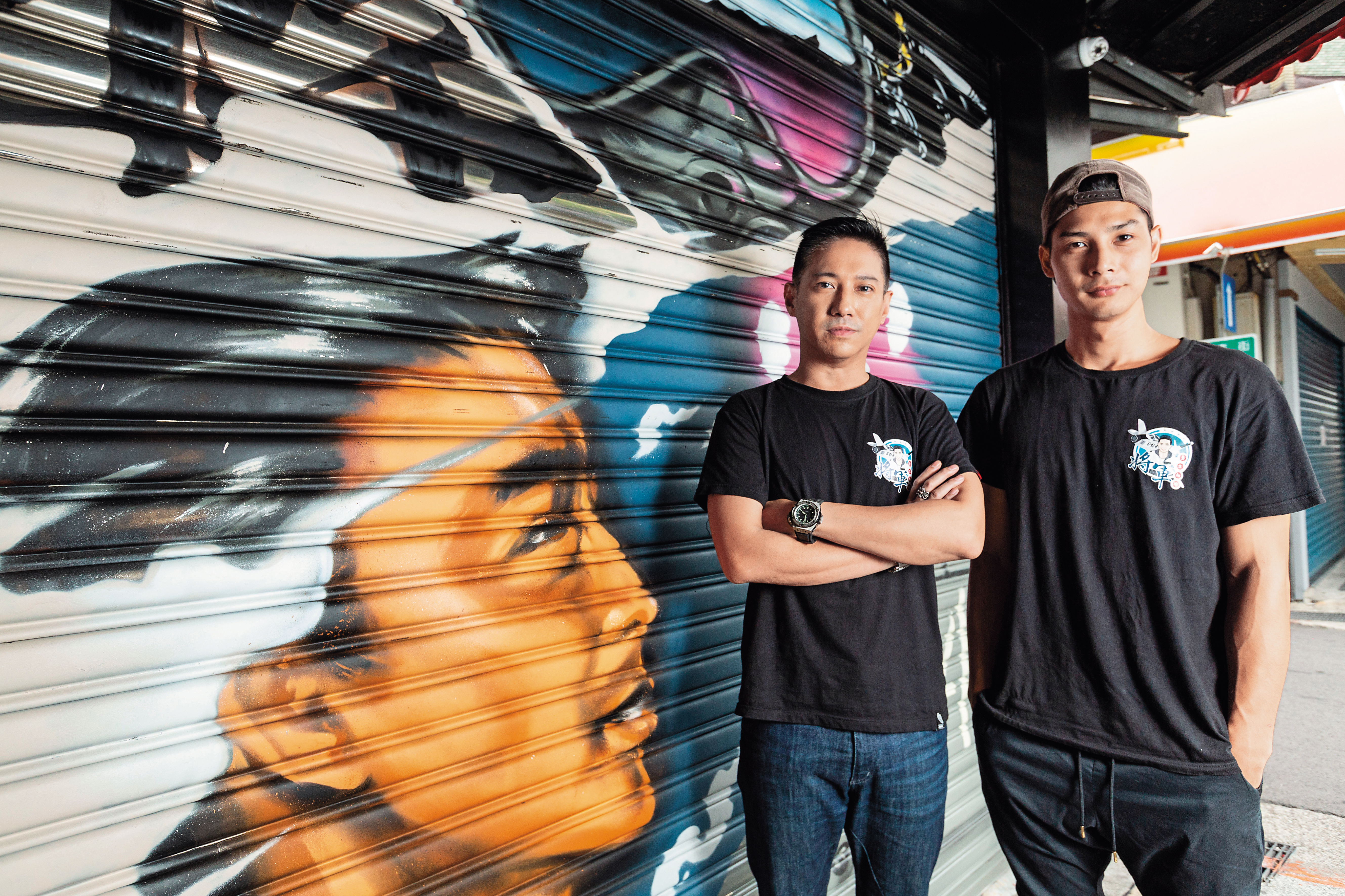 42歲的李信恩與26歲的鄭凱，2人年紀相差16歲，但卻是超級麻吉，一起經營「將軍養生麵館」。