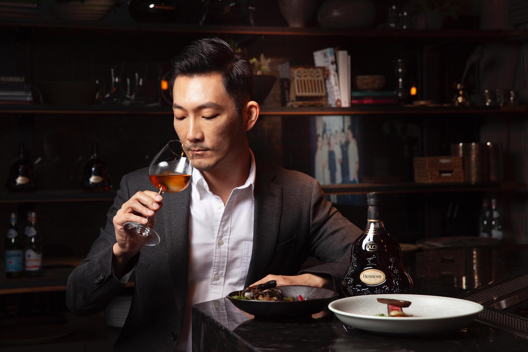 愛吃懂吃的崴爺,帶著我們到Longtail品嚐軒尼詩X.O無界饗宴。