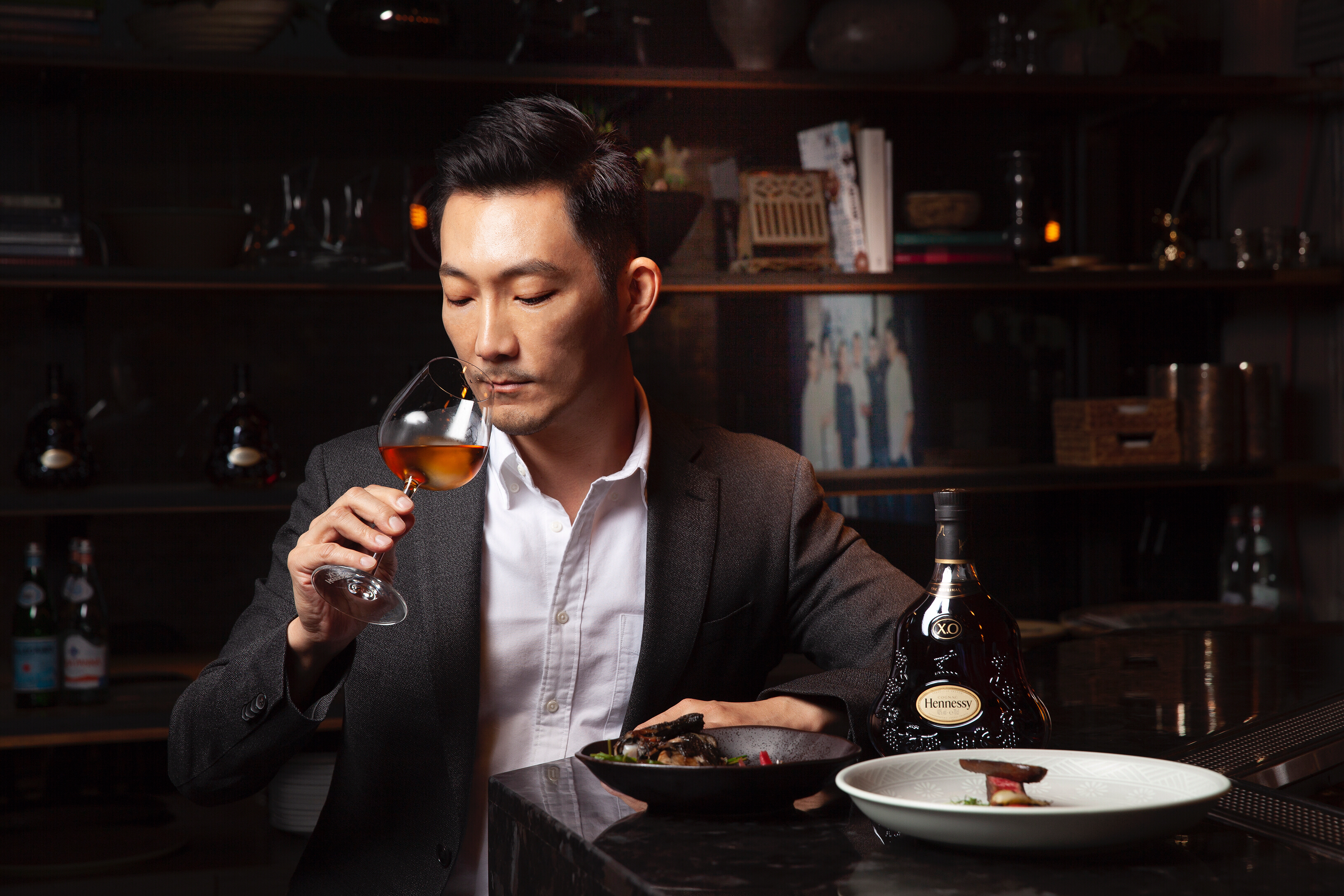 愛吃懂吃的崴爺，帶著我們到Longtail品嚐軒尼詩X.O無界饗宴。