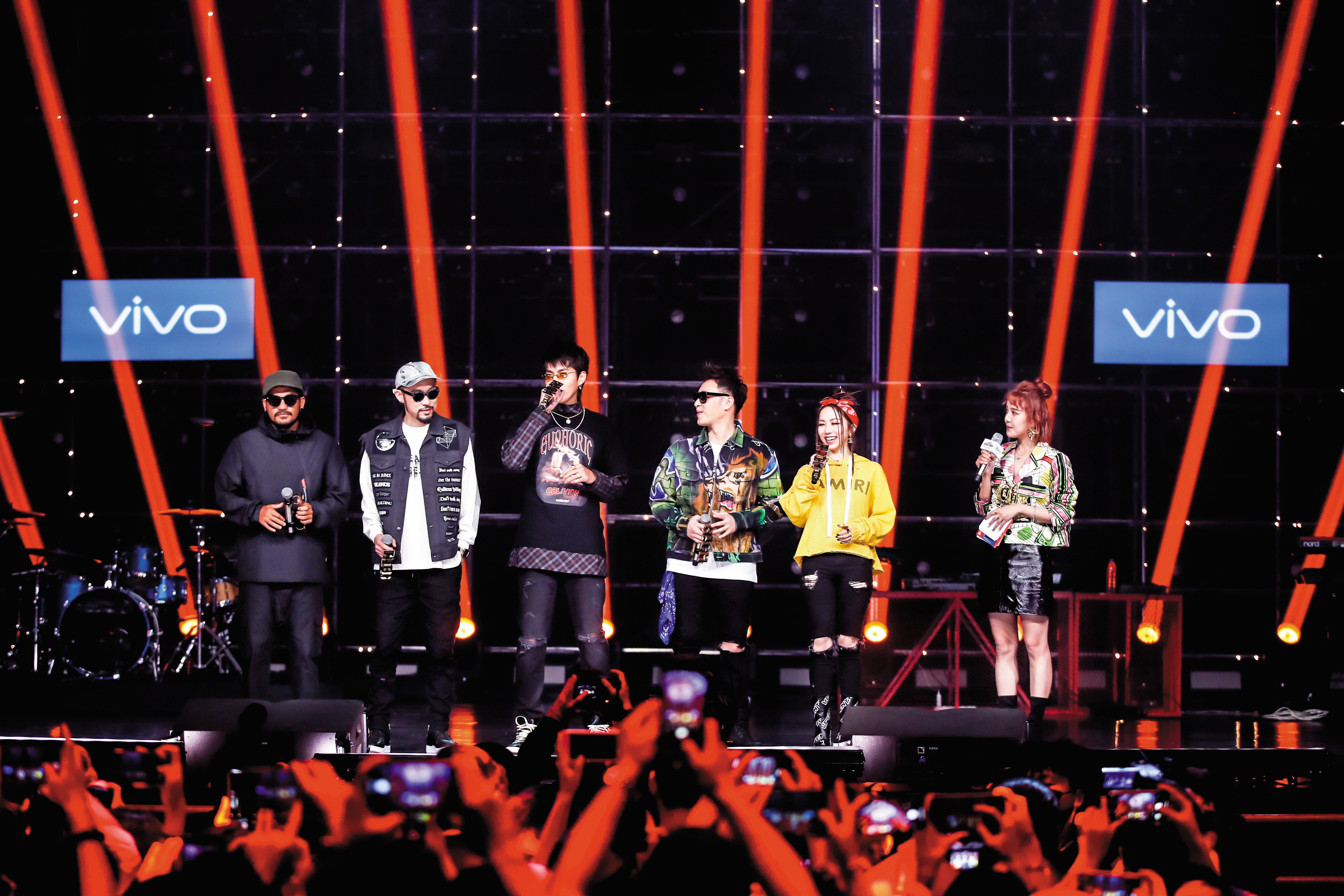 吳亦凡（左三）在綜藝節目《中國新說唱》，與張震嶽（左一）、MC HotDog（左二）、潘瑋柏（右三）及鄧紫棋（右二）一起擔任導師。（東方IC）