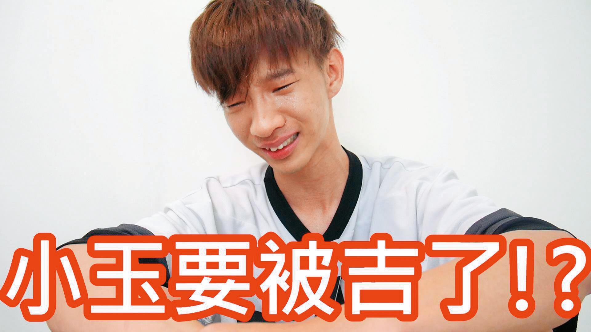 在超商拍片遭到警告之後,小玉自拍影片痛哭炒話題,被網友罵是「假哭」。(翻攝自小玉YouTube頻道)