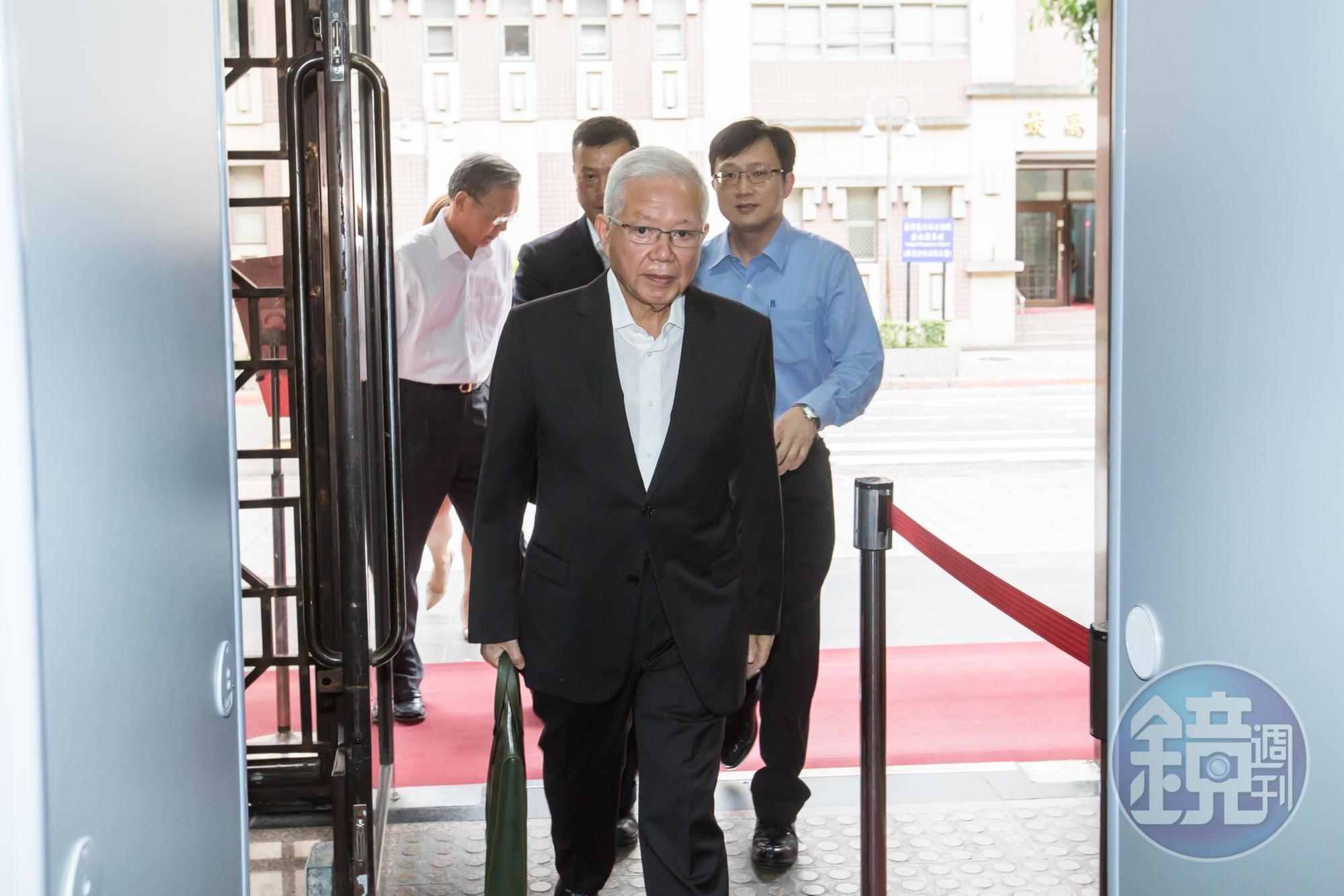何壽川(前)因三寶超貸案官司纏身,現在又面臨永豐金經營權保衛戰。
