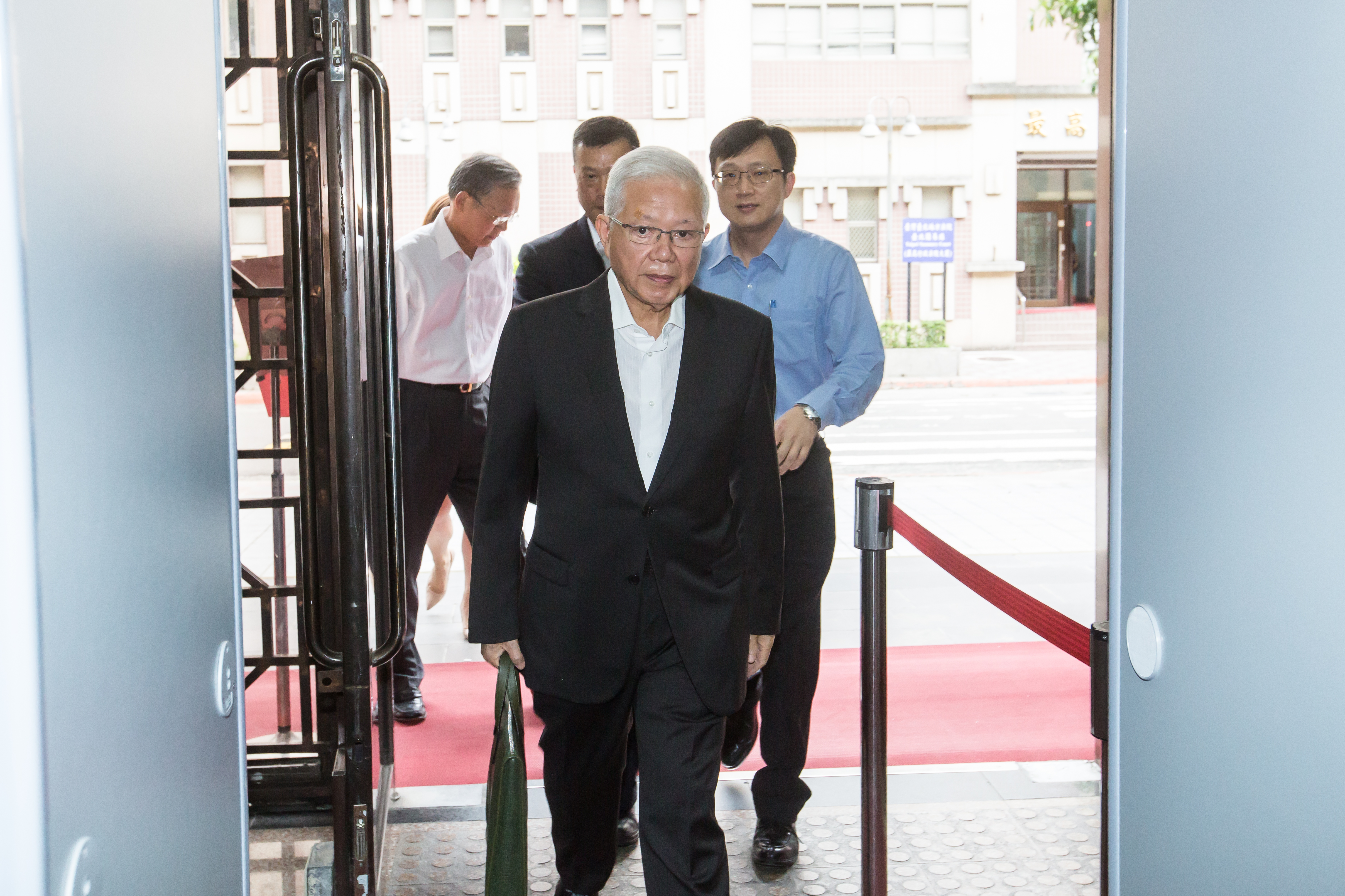 何壽川（前）因三寶超貸案官司纏身，現在又面臨永豐金經營權保衛戰。