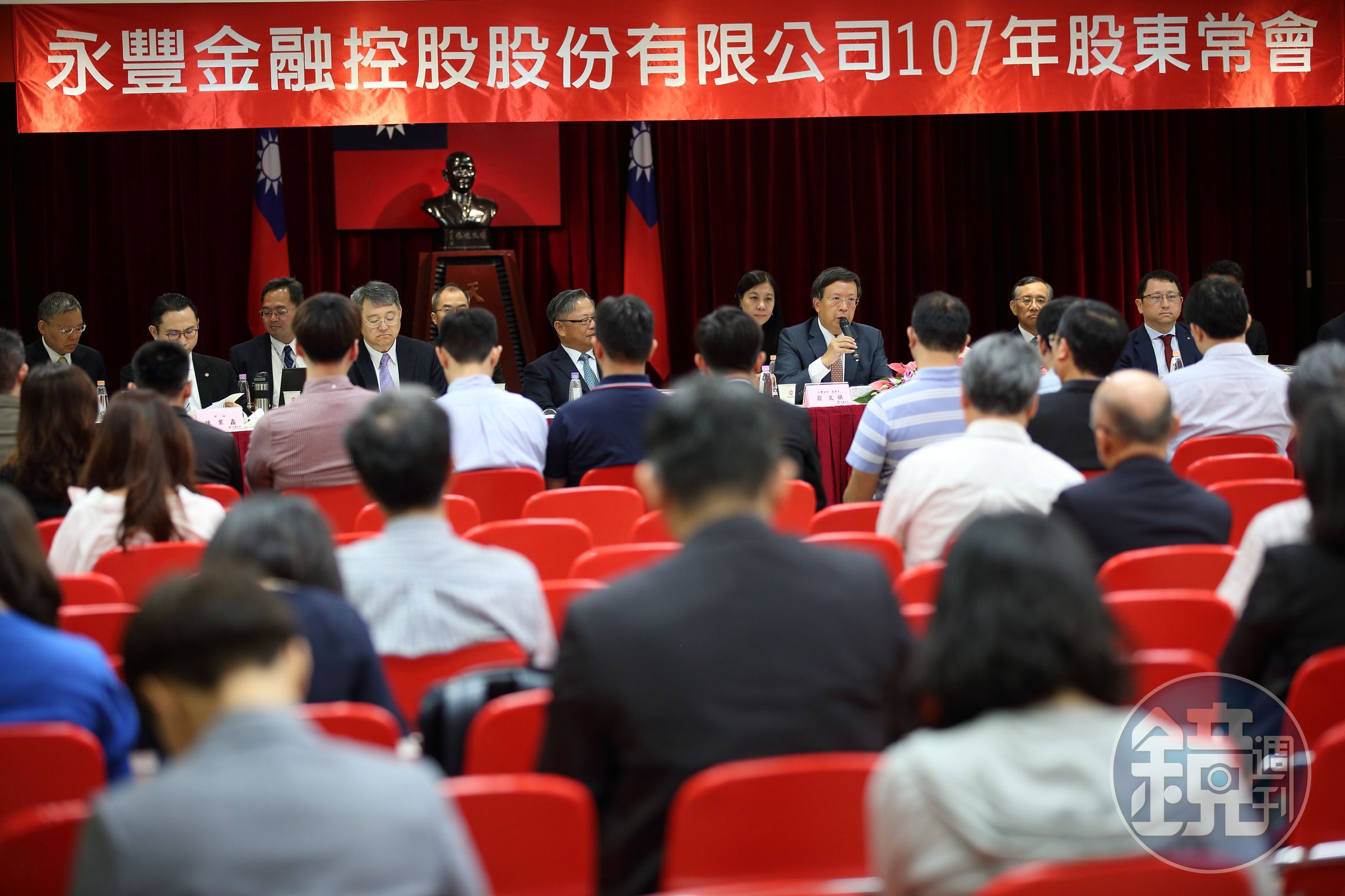 永豐金大股東何壽川家族積極加碼持股，去年迄今已砸近5億元。