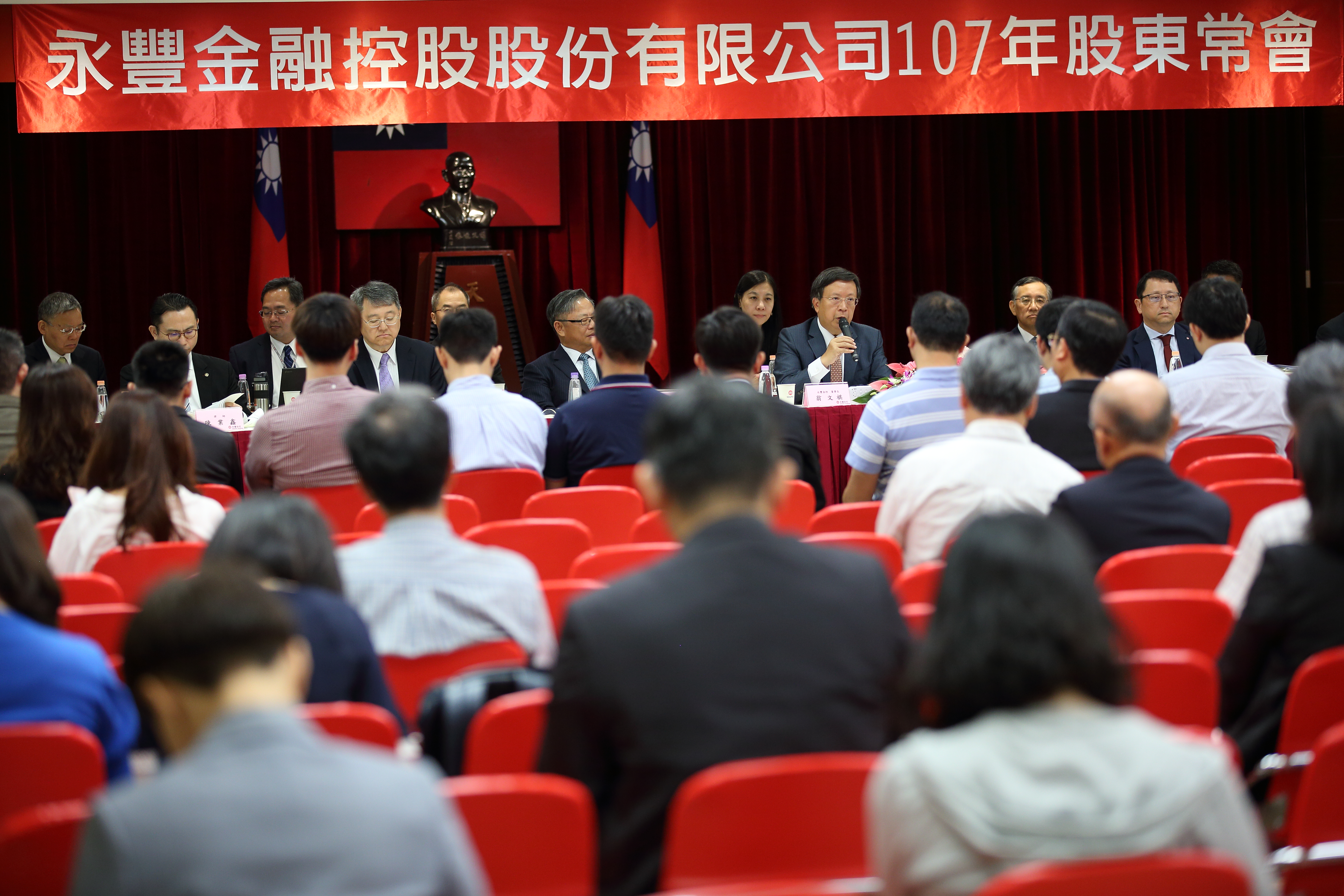 永豐金大股東何壽川家族積極加碼持股，去年迄今已砸近5億元。