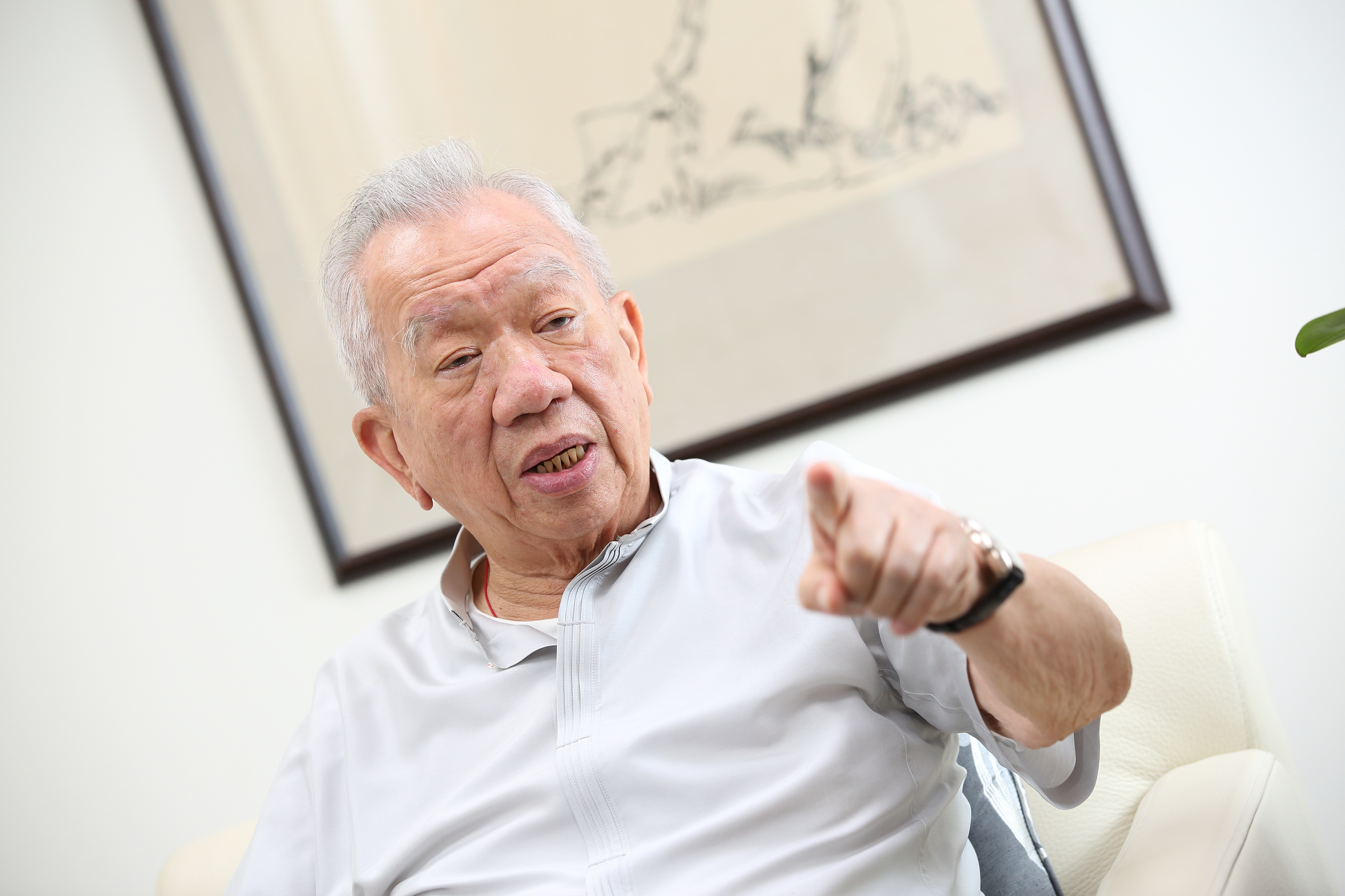 何壽川堂哥何政廷去年因鼎興牙材案揚言要賣股，和何壽川徹底翻臉。