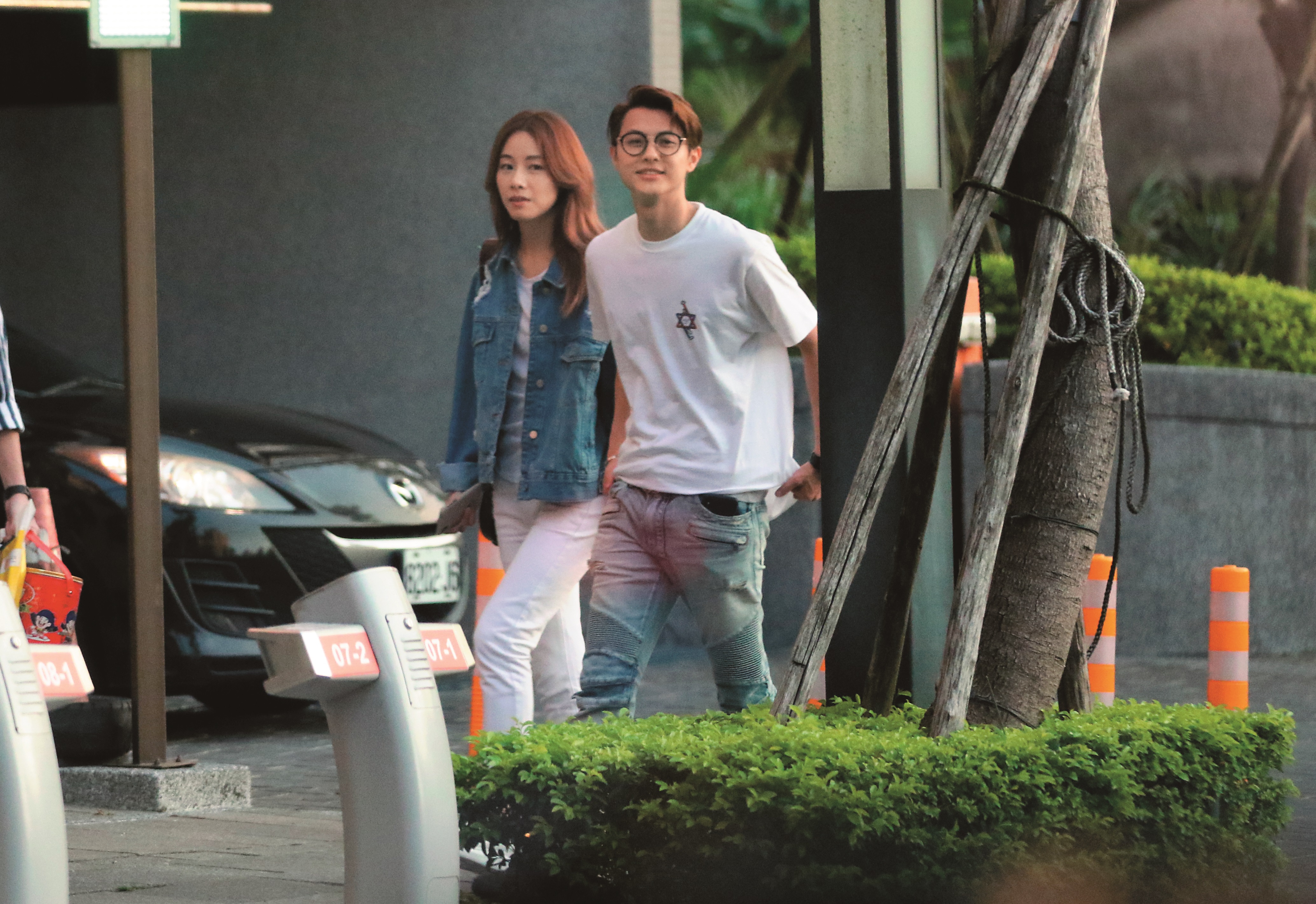 王子跟鄧麗欣愛得大方，走在一起毫無遮掩，跟過去他和楊丞琳談情相異。王子說：「很輕鬆、很自然，畢竟我們都出道這麼久了。」