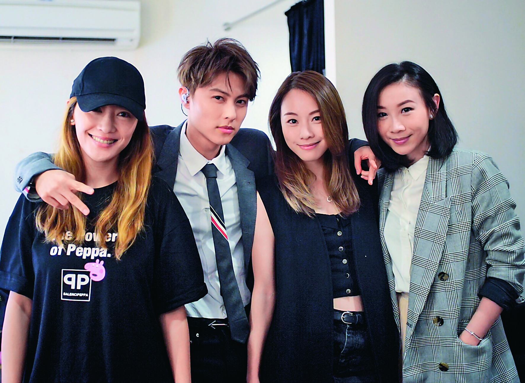 王子（左二）在IG上傳女友鄧麗欣（右二）去看他演唱會的留影，可見愛得非常公開。（翻攝自王子IG）