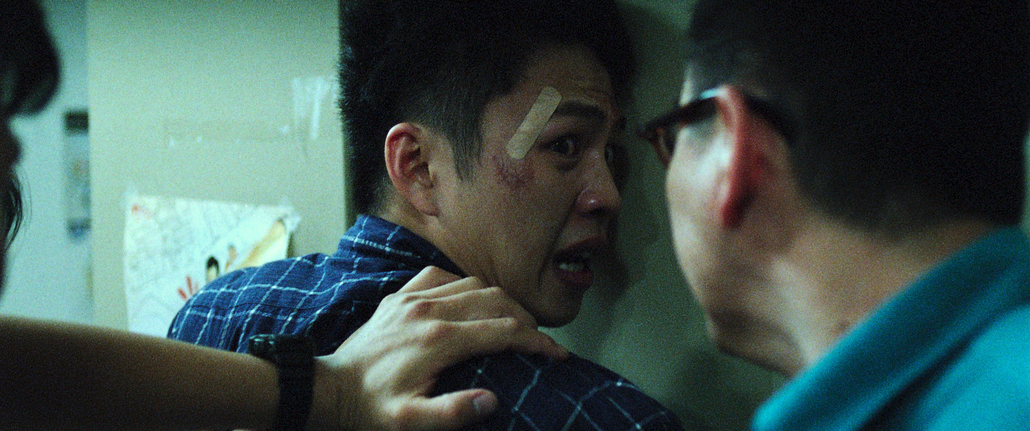 李鴻其在電影《幸福城市》和石頭大打出手。（牽猴子提供）