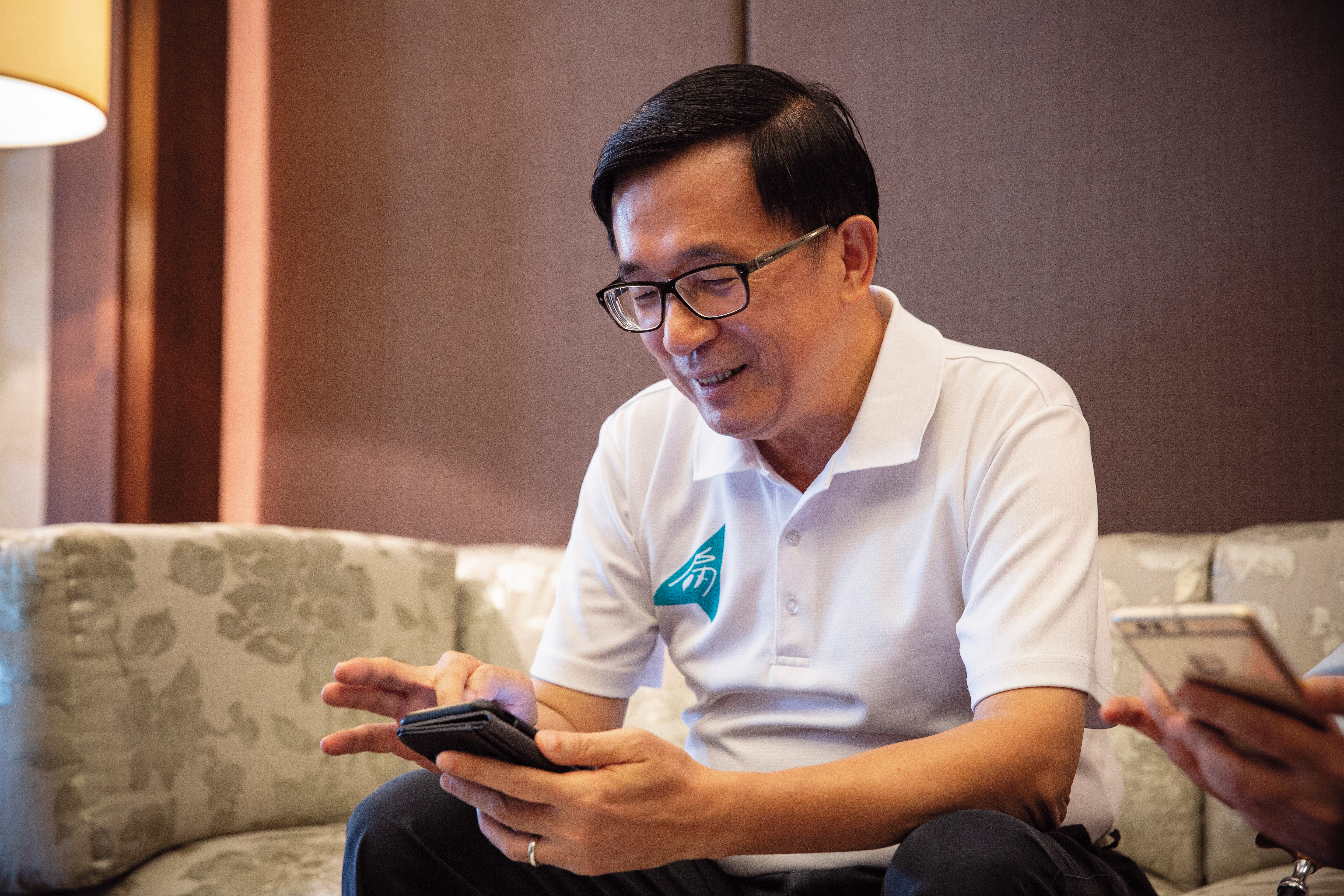 返家後的陳水扁學會用智慧型手機，如今沉迷滑手機，樂此不疲。（讀者提供）