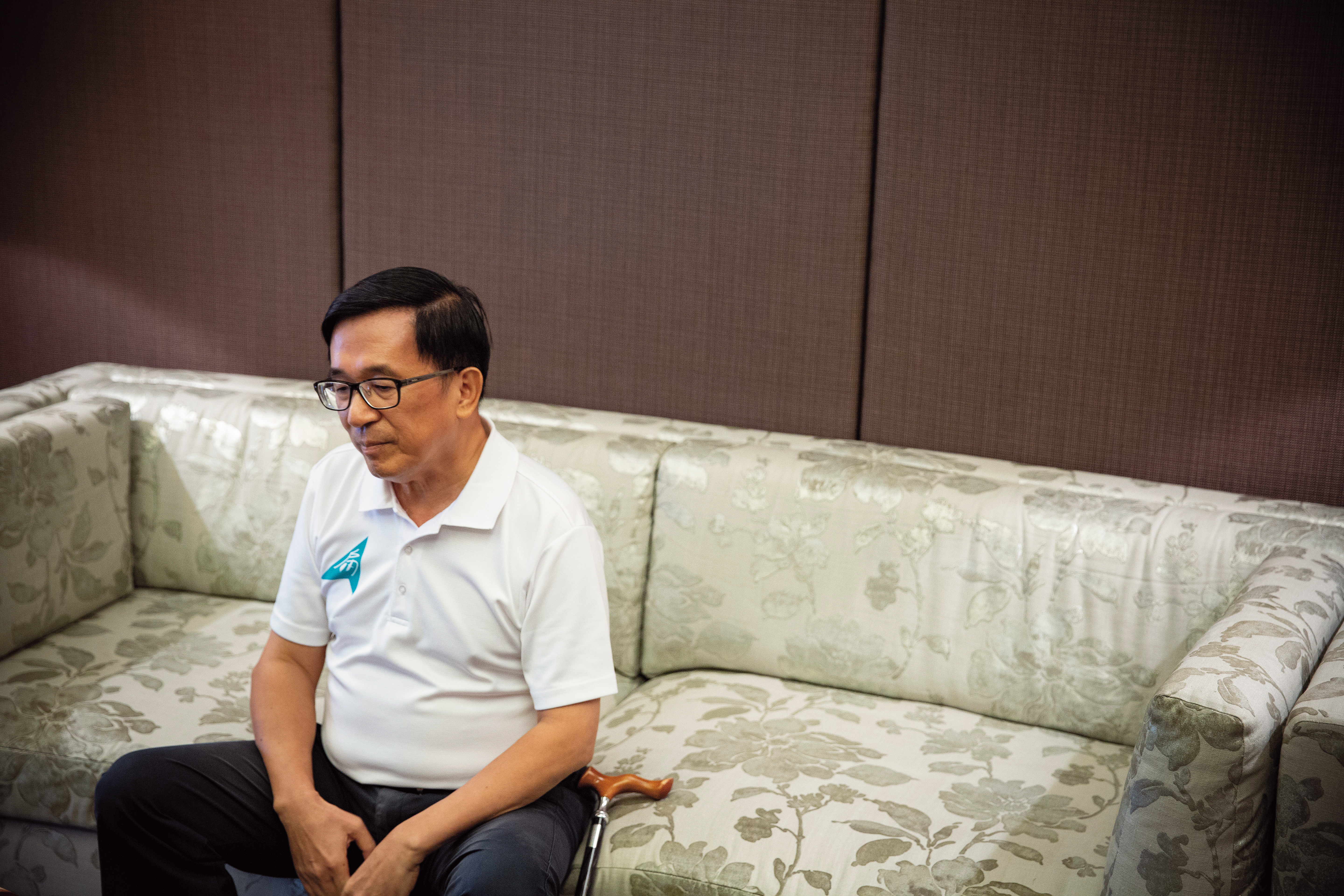 比起剛出獄時，如今陳水扁身心狀況皆改善不少，但右手拇指仍偶爾間歇性顫抖。（讀者提供）