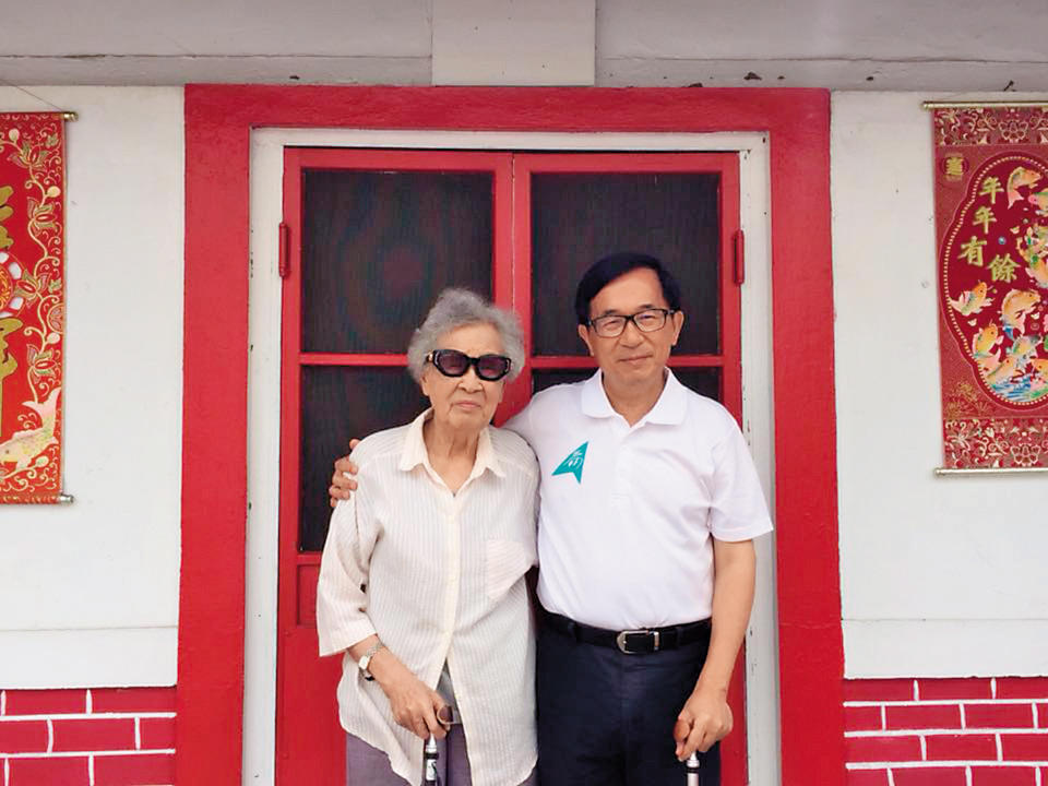 扁媽陳李慎身體已弱，但仍偶爾到高雄探視陳水扁並小住幾天。（翻攝自陳水扁新勇哥物語臉書）