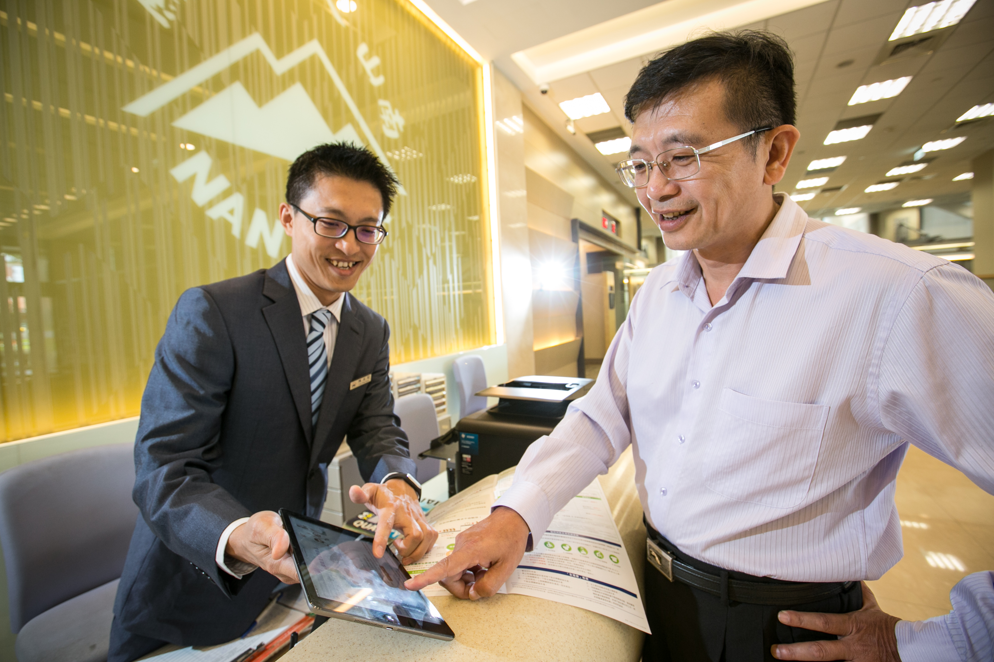 三代保單常見做法是父母出錢買保單，以子女為被保險人，受益人為孫子。